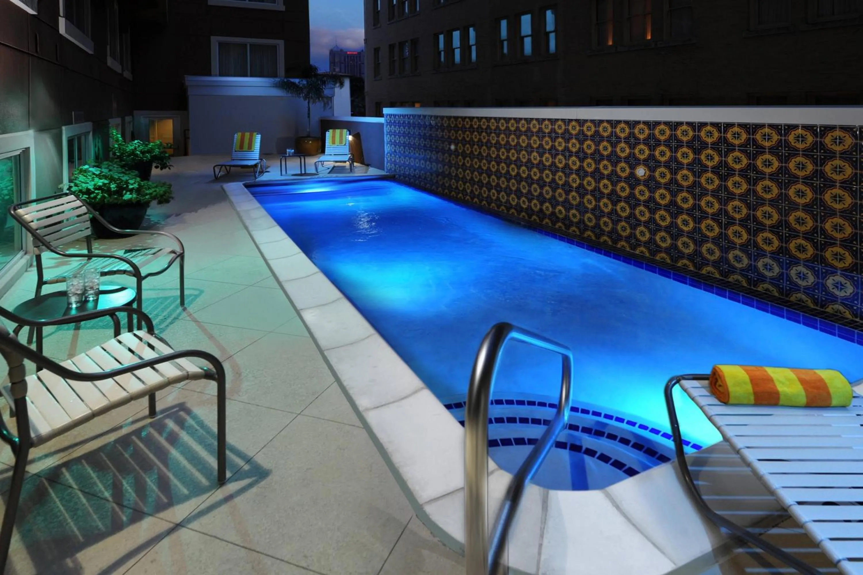 Swimming pool in Courtyard by Marriott San Antonio Riverwalk