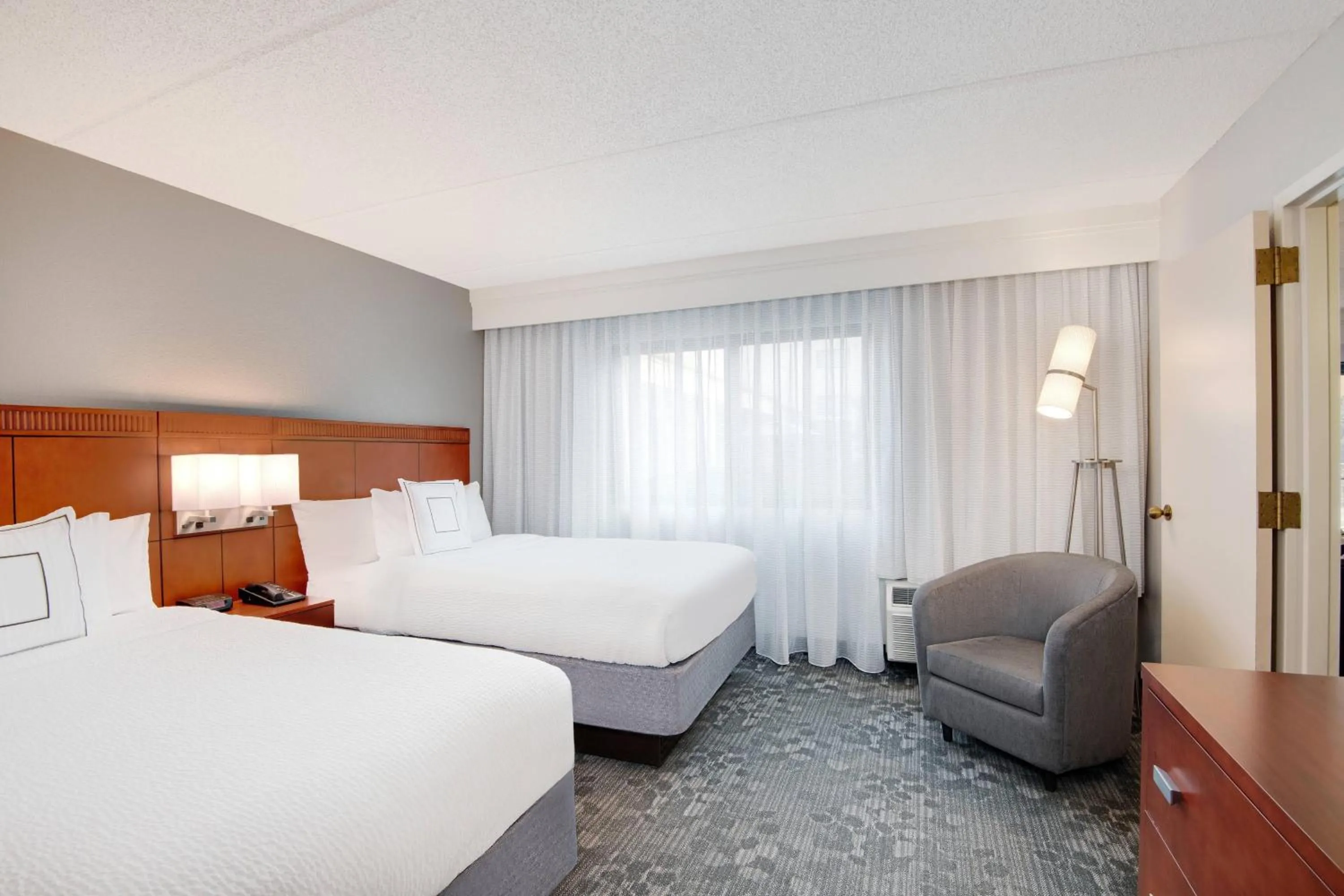 Bedroom, Bed in Courtyard by Marriott Savannah Midtown