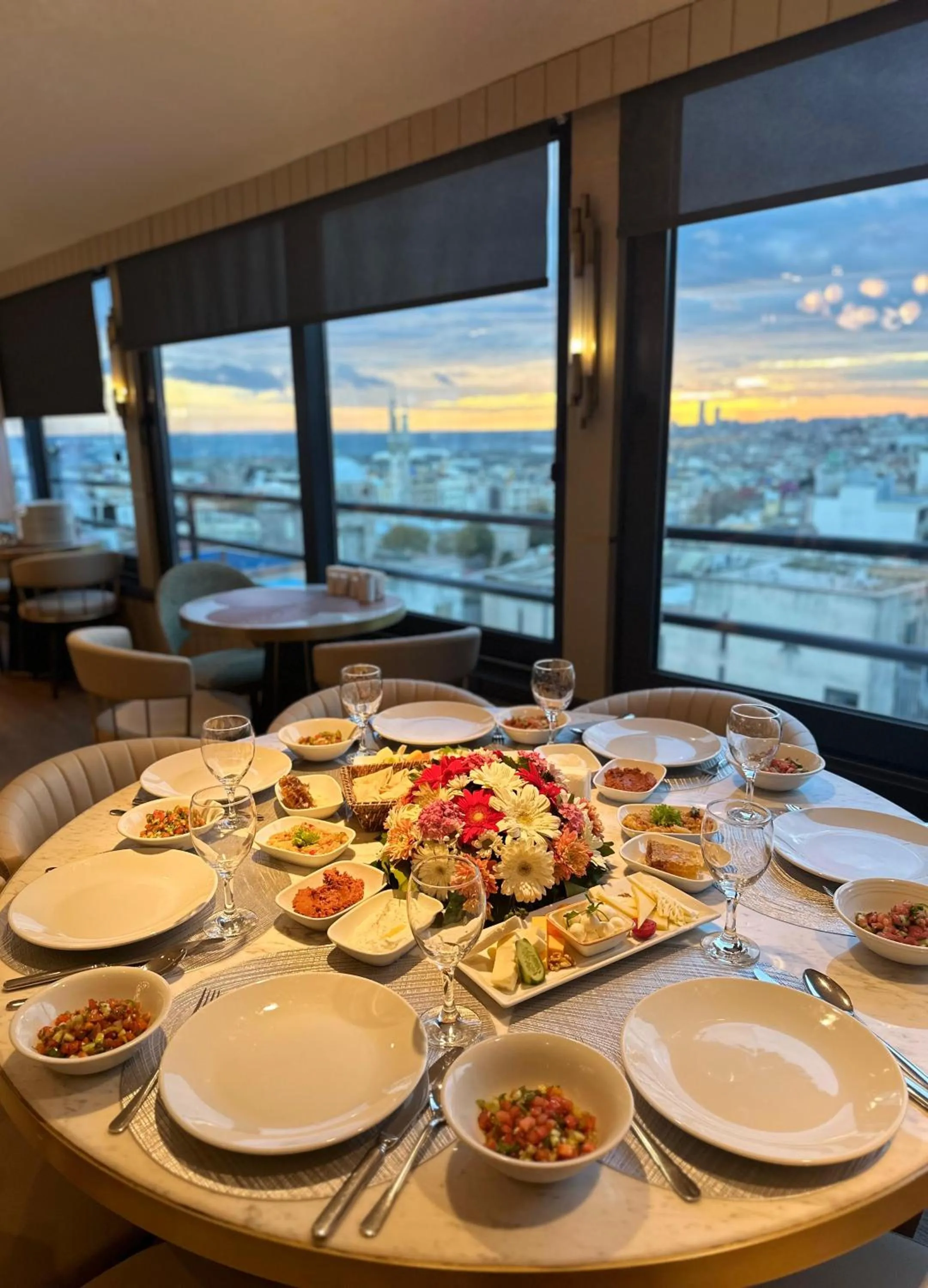 Restaurant/places to eat in AHC Old City Hotel