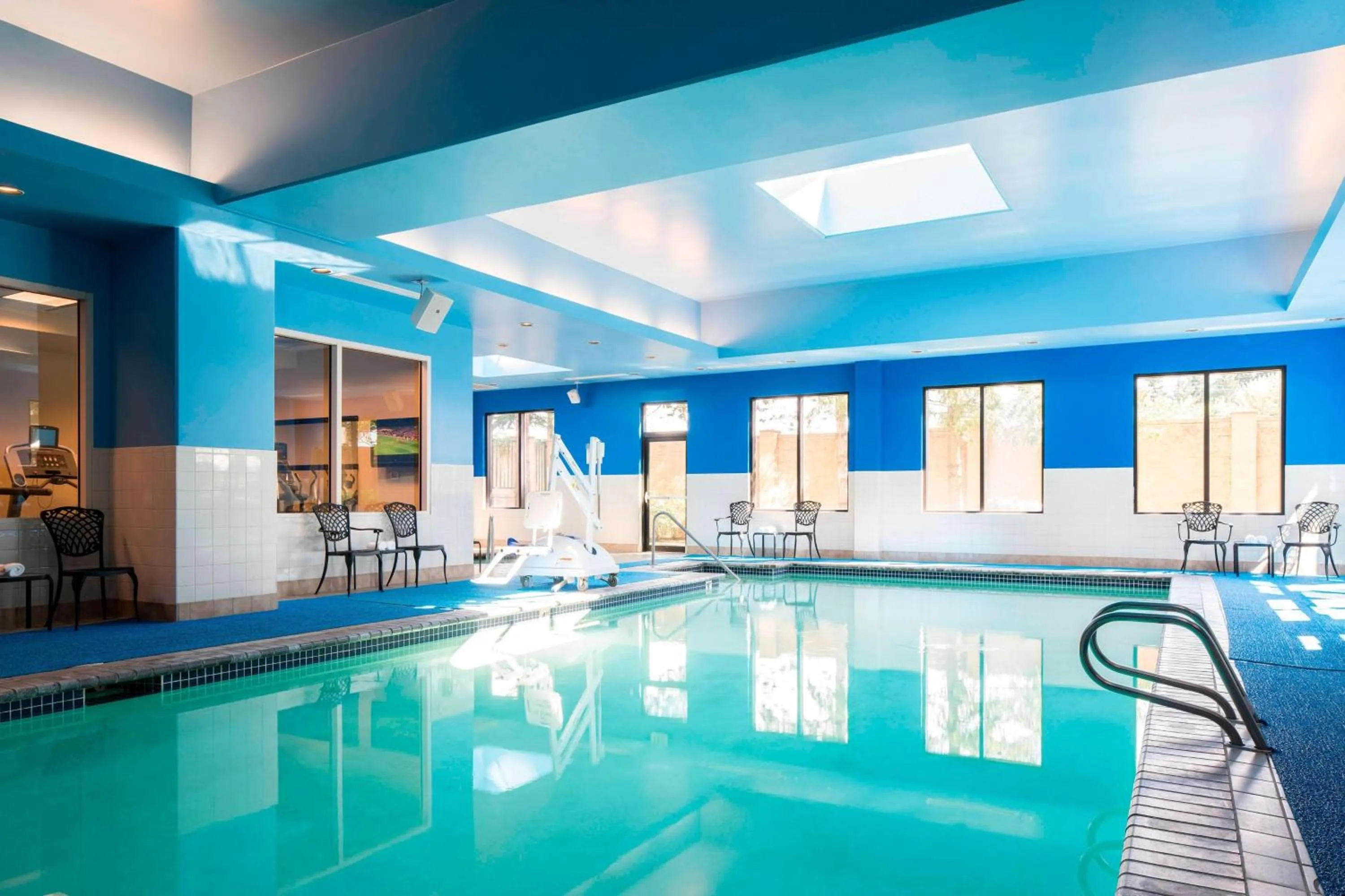 Swimming pool in Courtyard by Marriott Seattle Federal Way