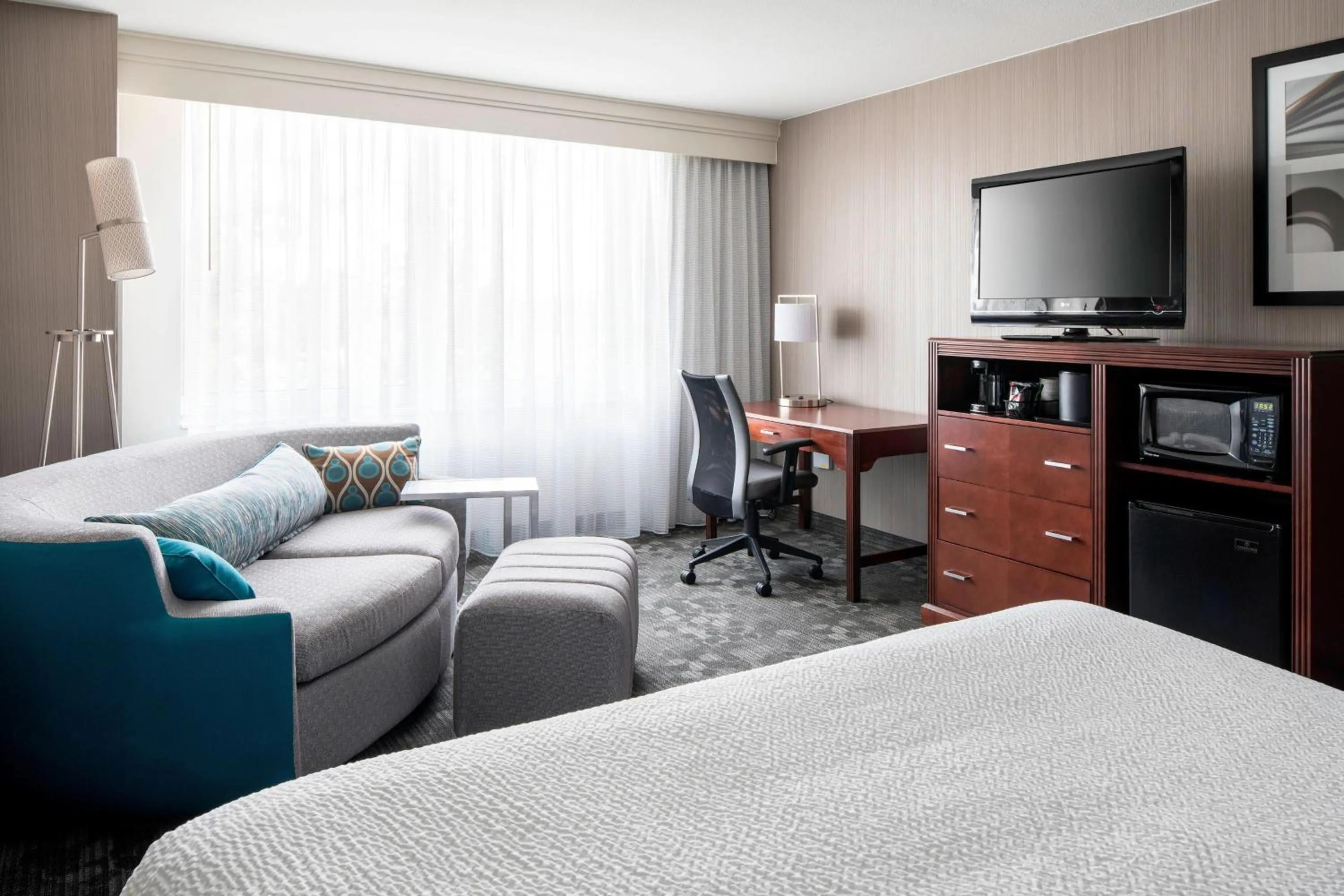 Photo of the whole room, Bed in Courtyard by Marriott Seattle Federal Way