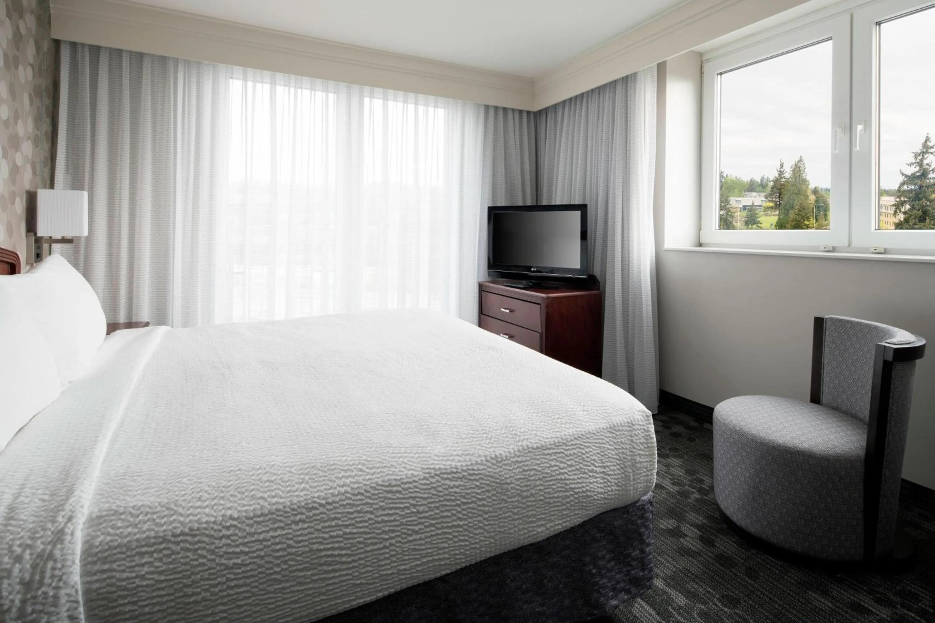 Bedroom, Bed in Courtyard by Marriott Seattle Federal Way