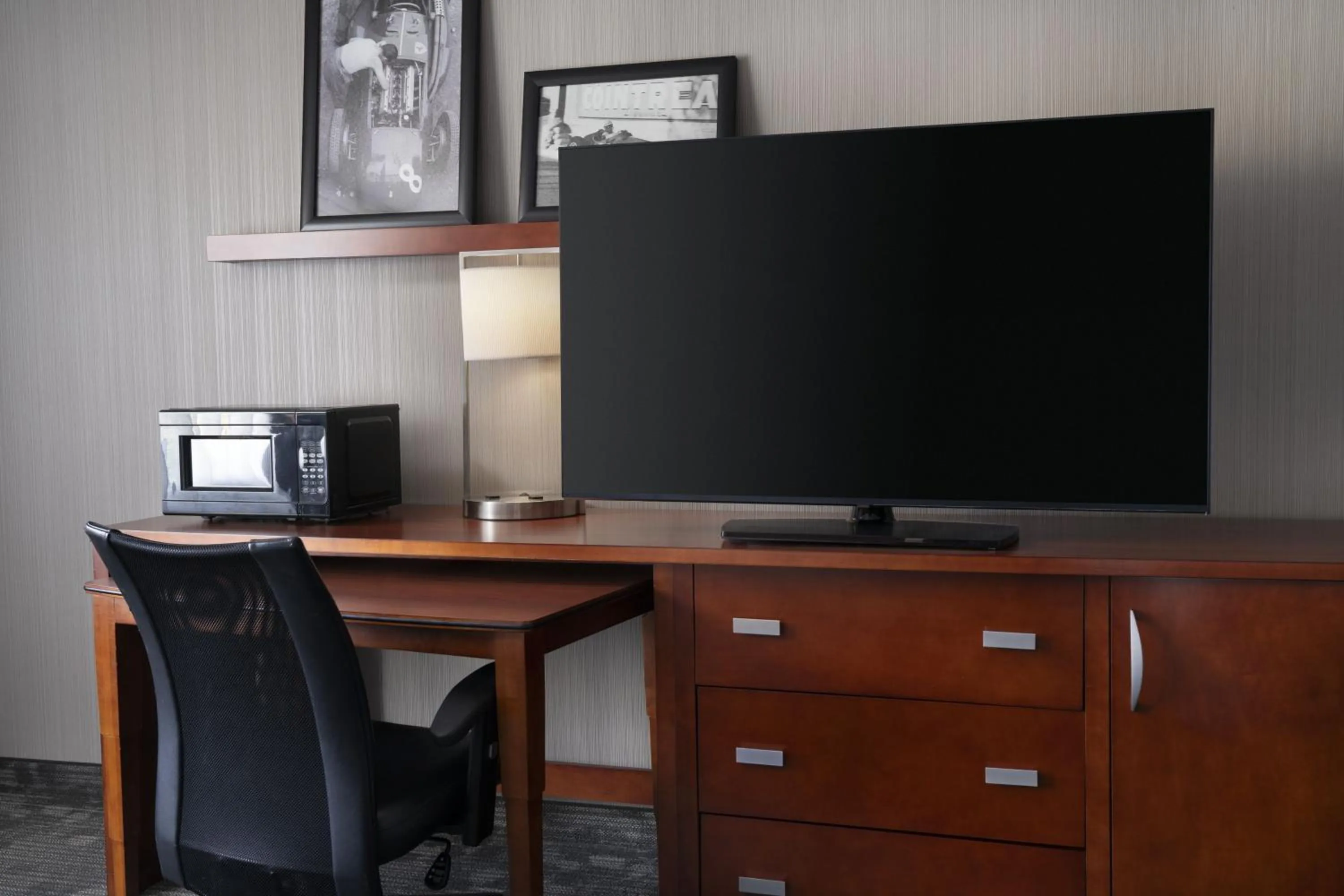 Photo of the whole room in Courtyard Novato Marin/Sonoma