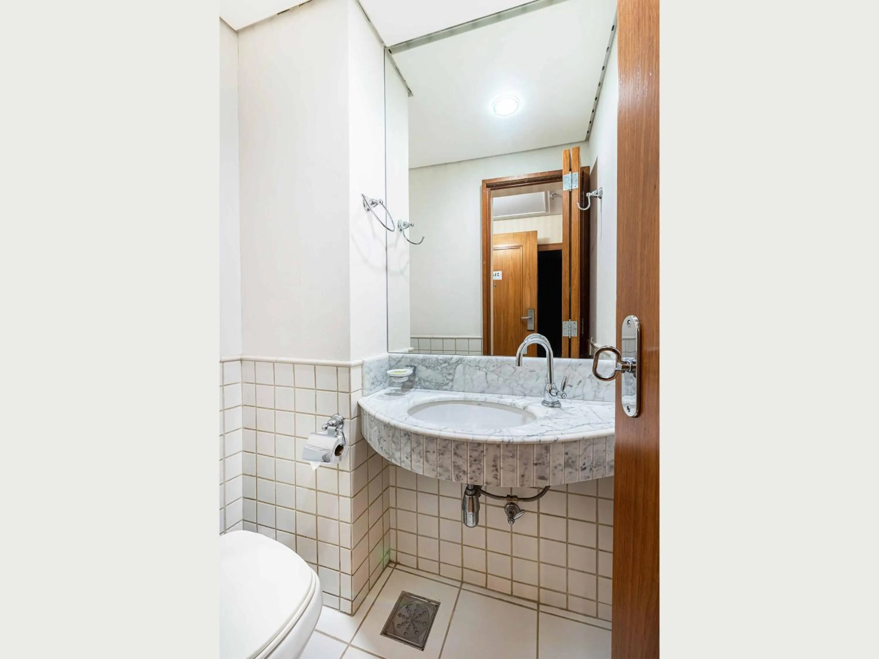 Toilet in Hotel Cassino Tower Campinas Cambuí By Nacional Inn