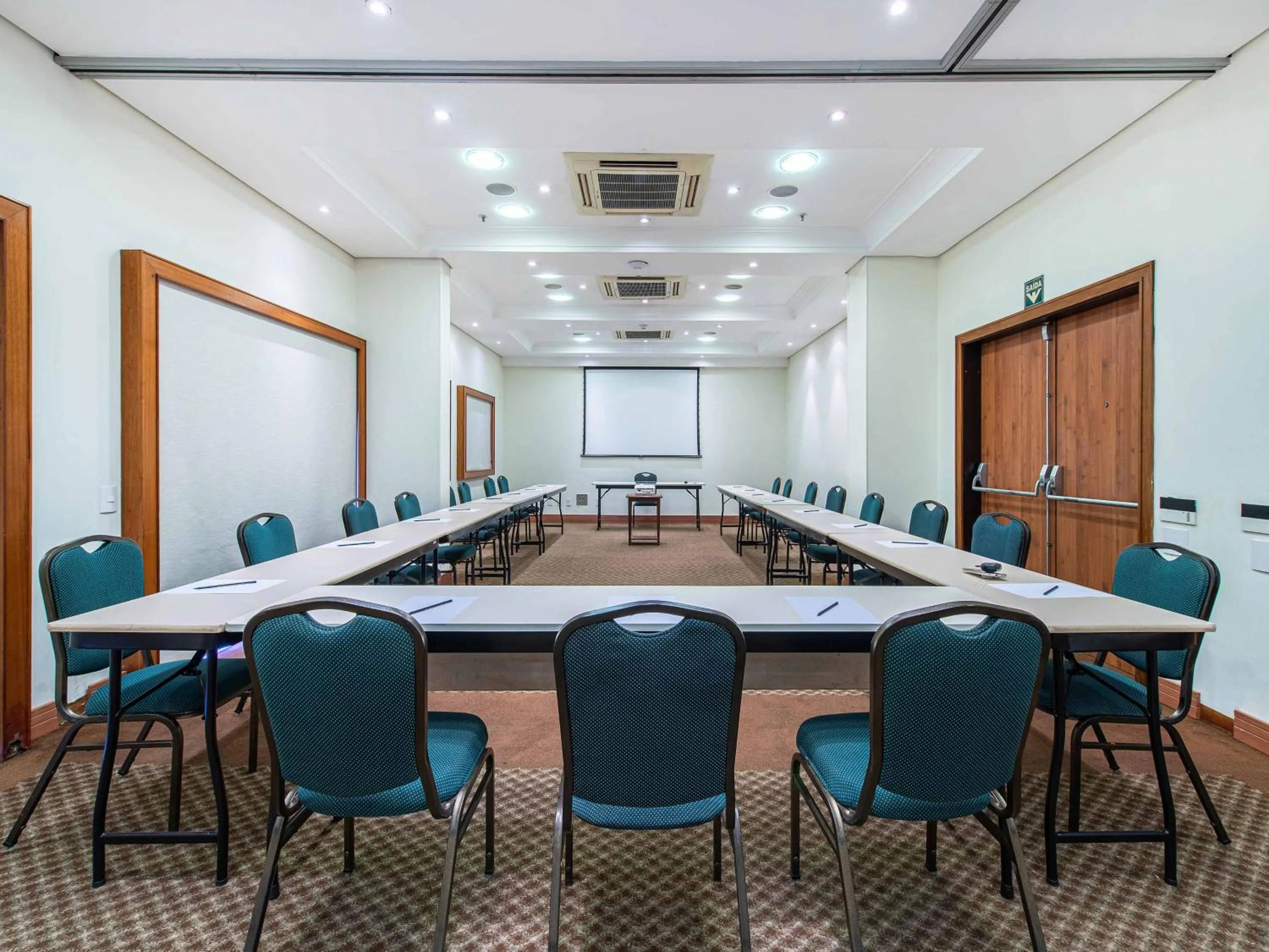 Meeting/conference room in Hotel Cassino Tower Campinas Cambuí By Nacional Inn