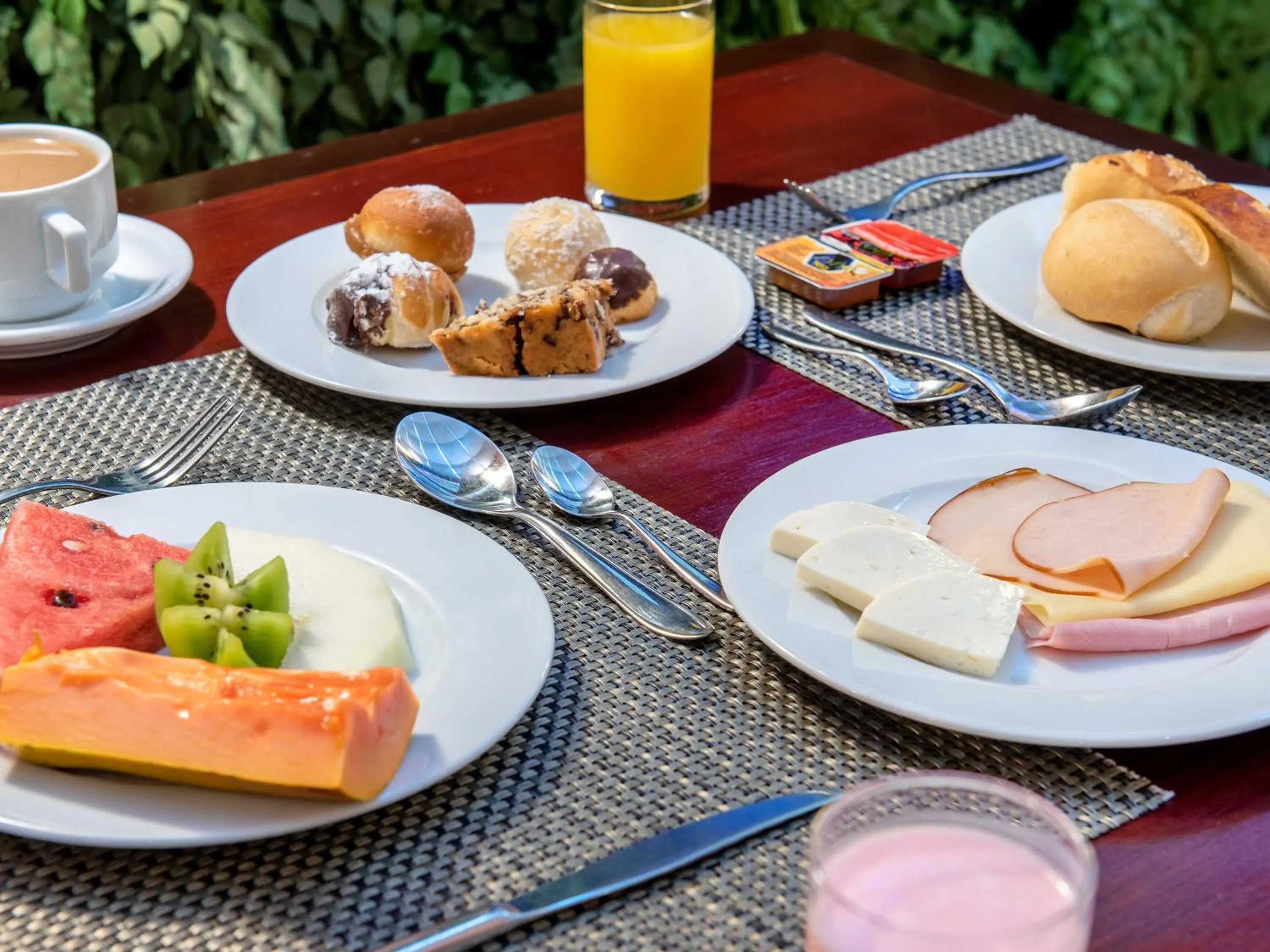 Breakfast in Hotel Cassino Tower Campinas Cambuí By Nacional Inn