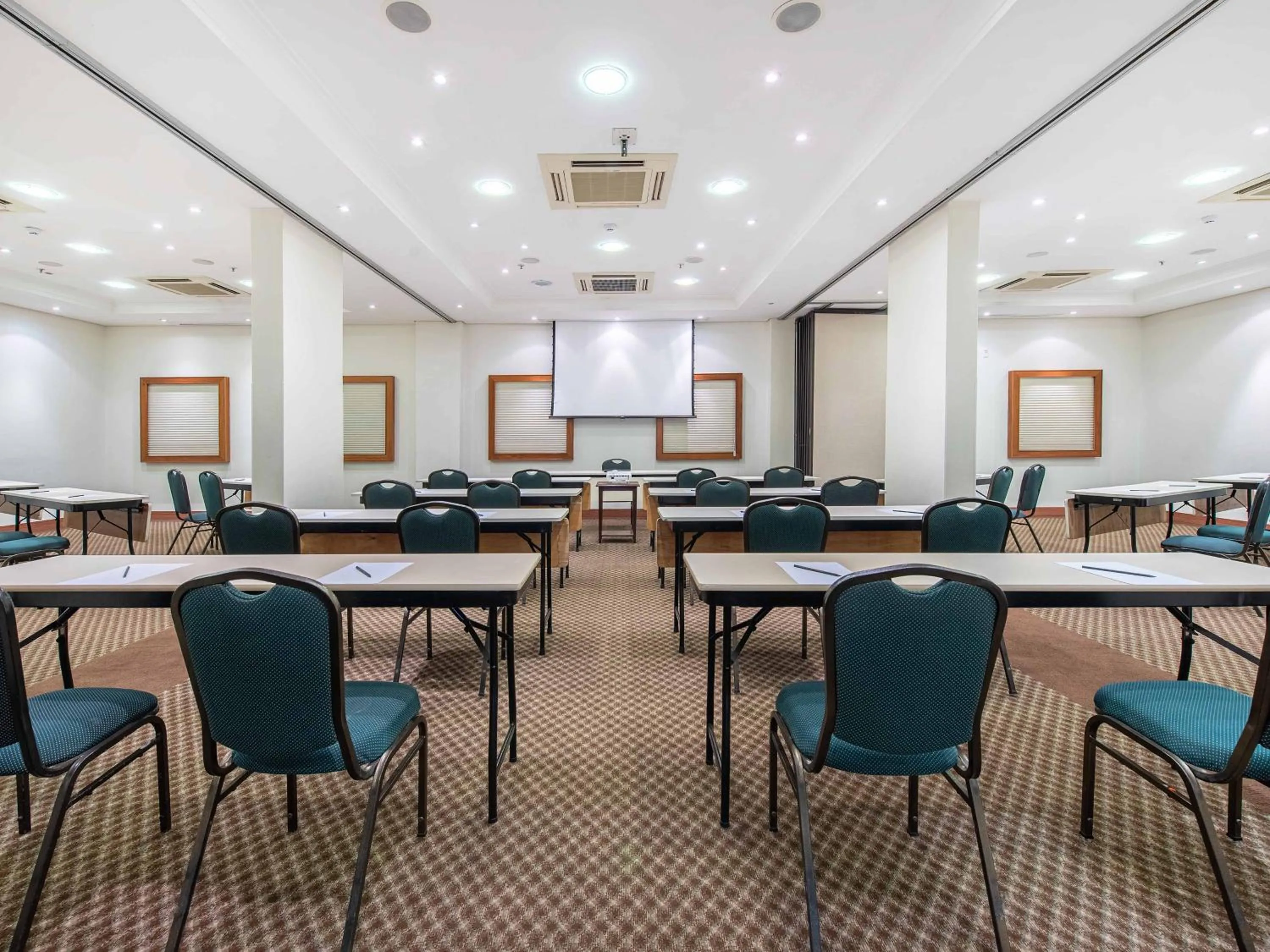 Meeting/conference room in Hotel Cassino Tower Campinas Cambuí By Nacional Inn