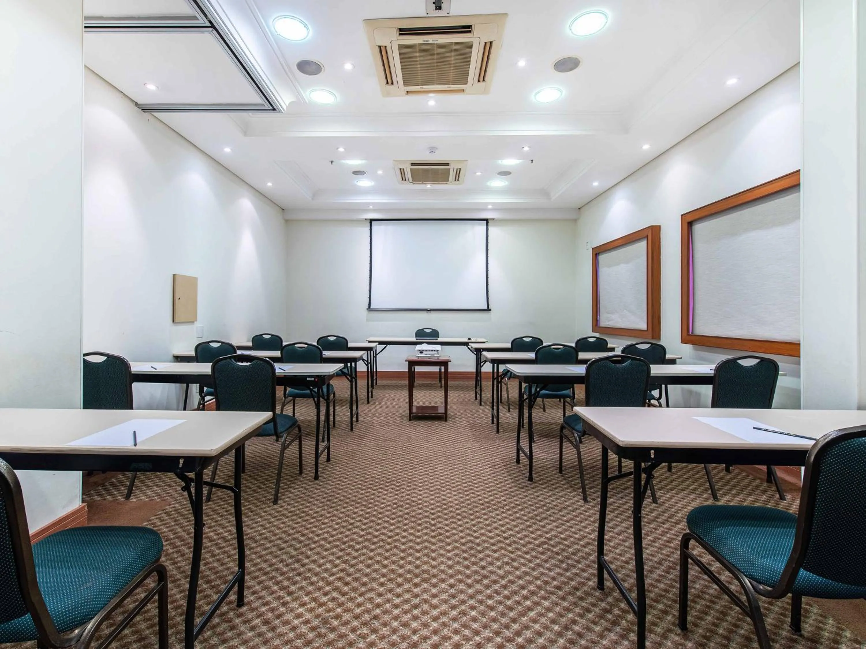Meeting/conference room in Hotel Cassino Tower Campinas Cambuí By Nacional Inn