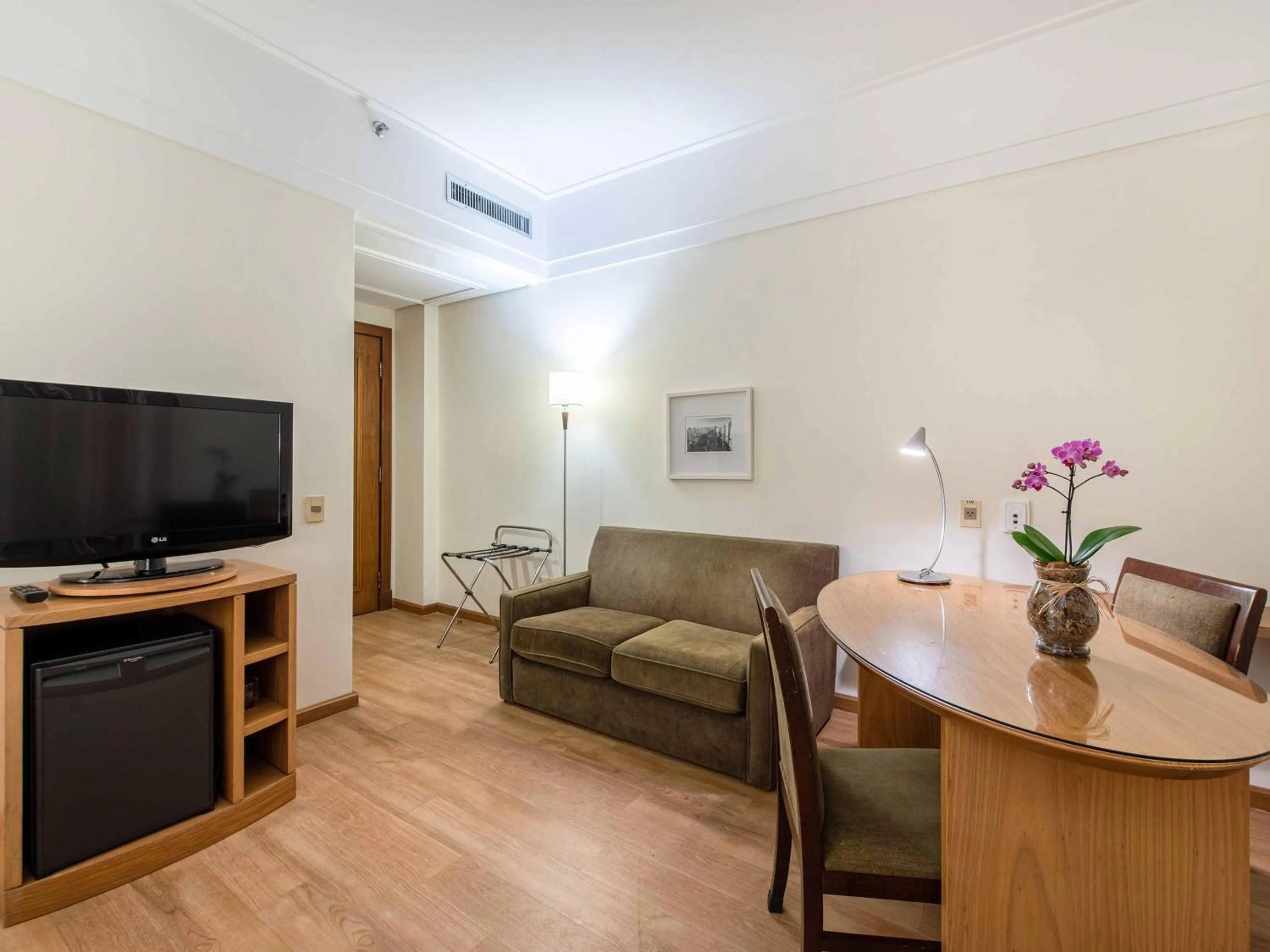 Communal lounge/ TV room in Hotel Cassino Tower Campinas Cambuí By Nacional Inn