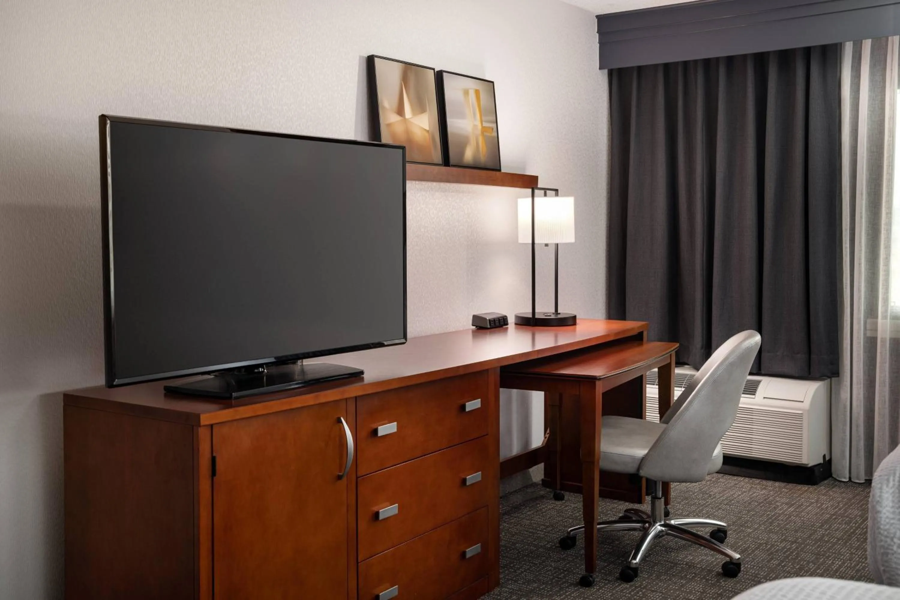 Photo of the whole room in Courtyard Fremont Silicon Valley