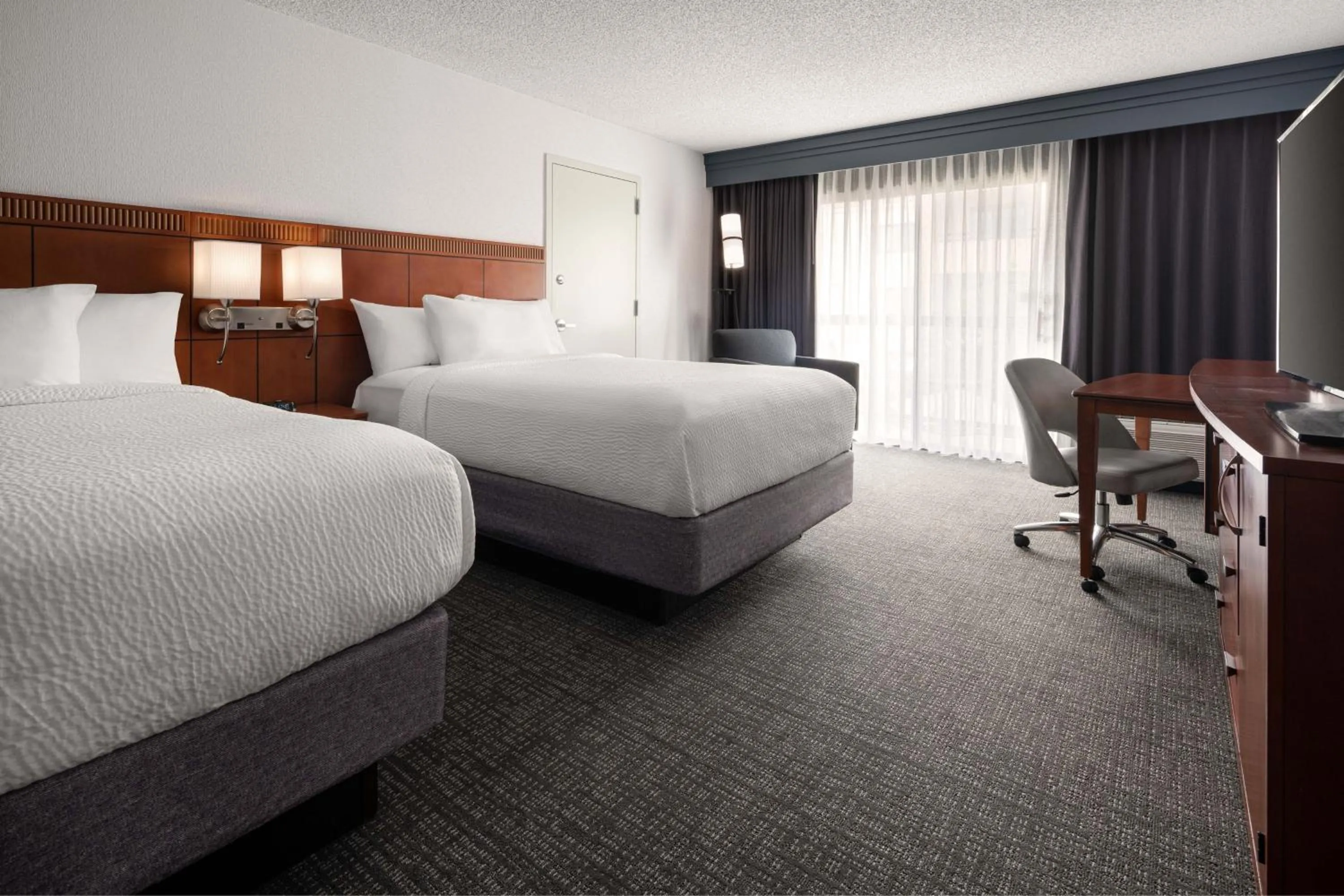 Photo of the whole room, Bed in Courtyard Fremont Silicon Valley