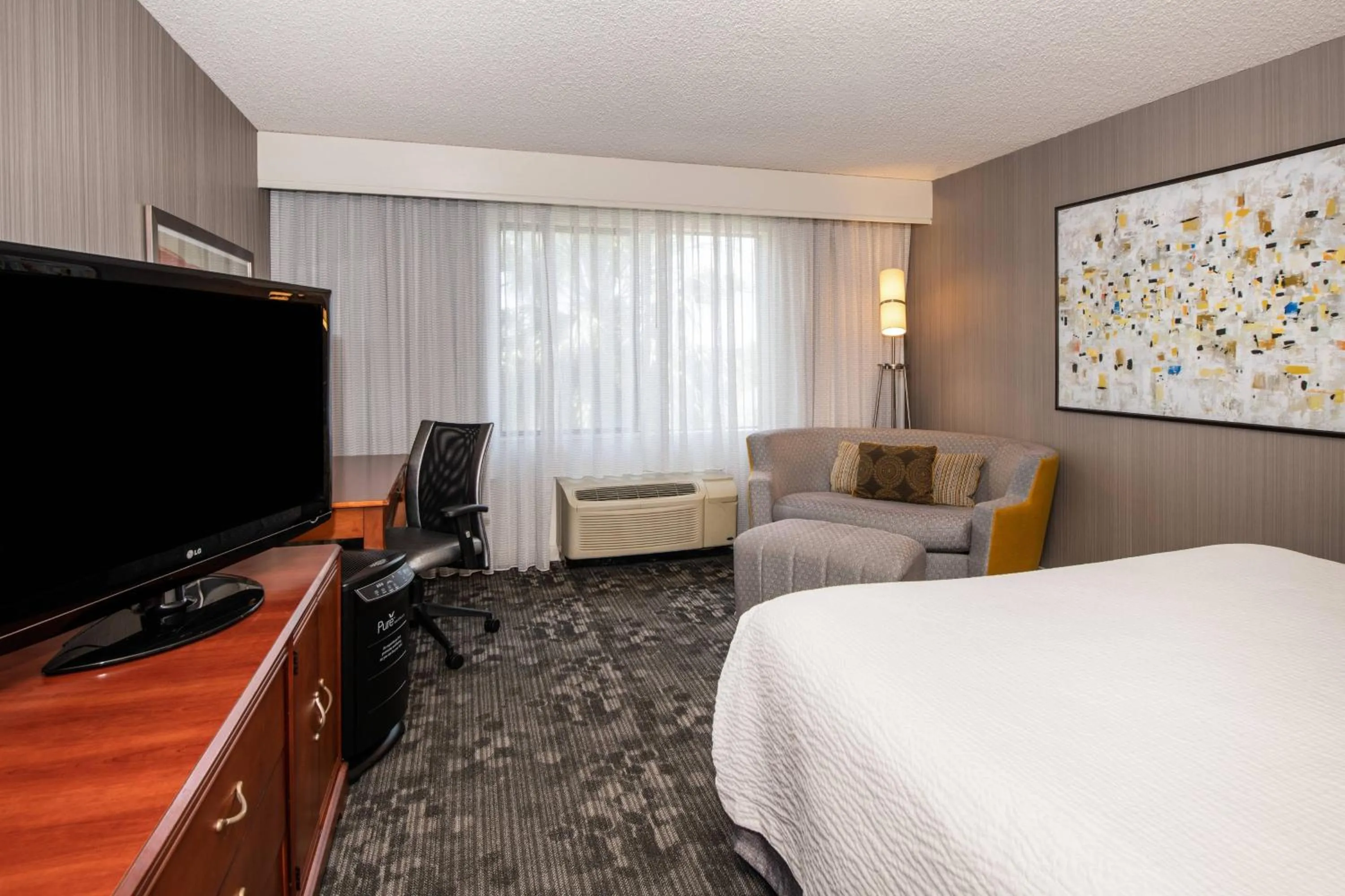 Photo of the whole room, Bed in Courtyard by Marriott Newark Silicon Valley