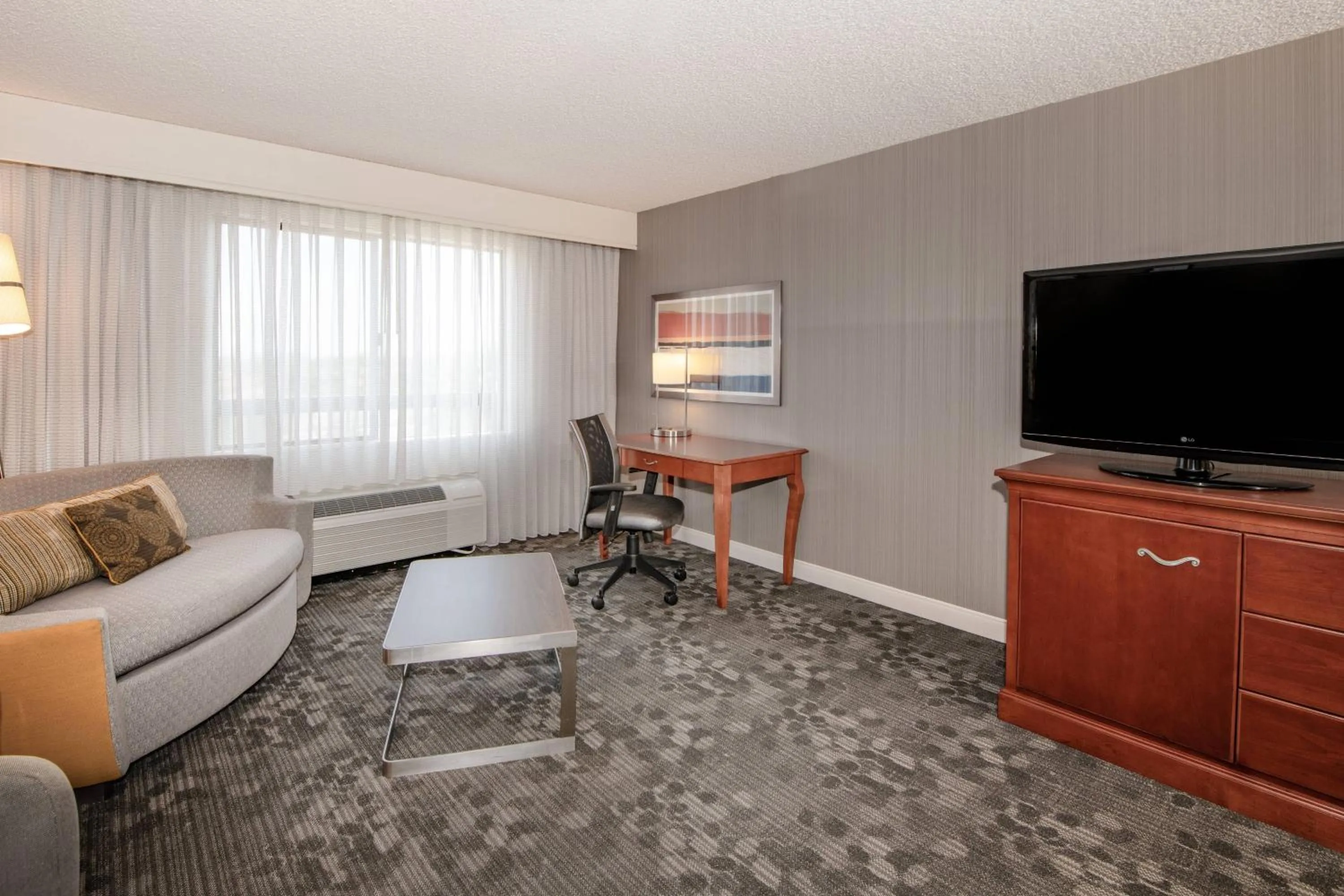 Living room in Courtyard by Marriott Newark Silicon Valley