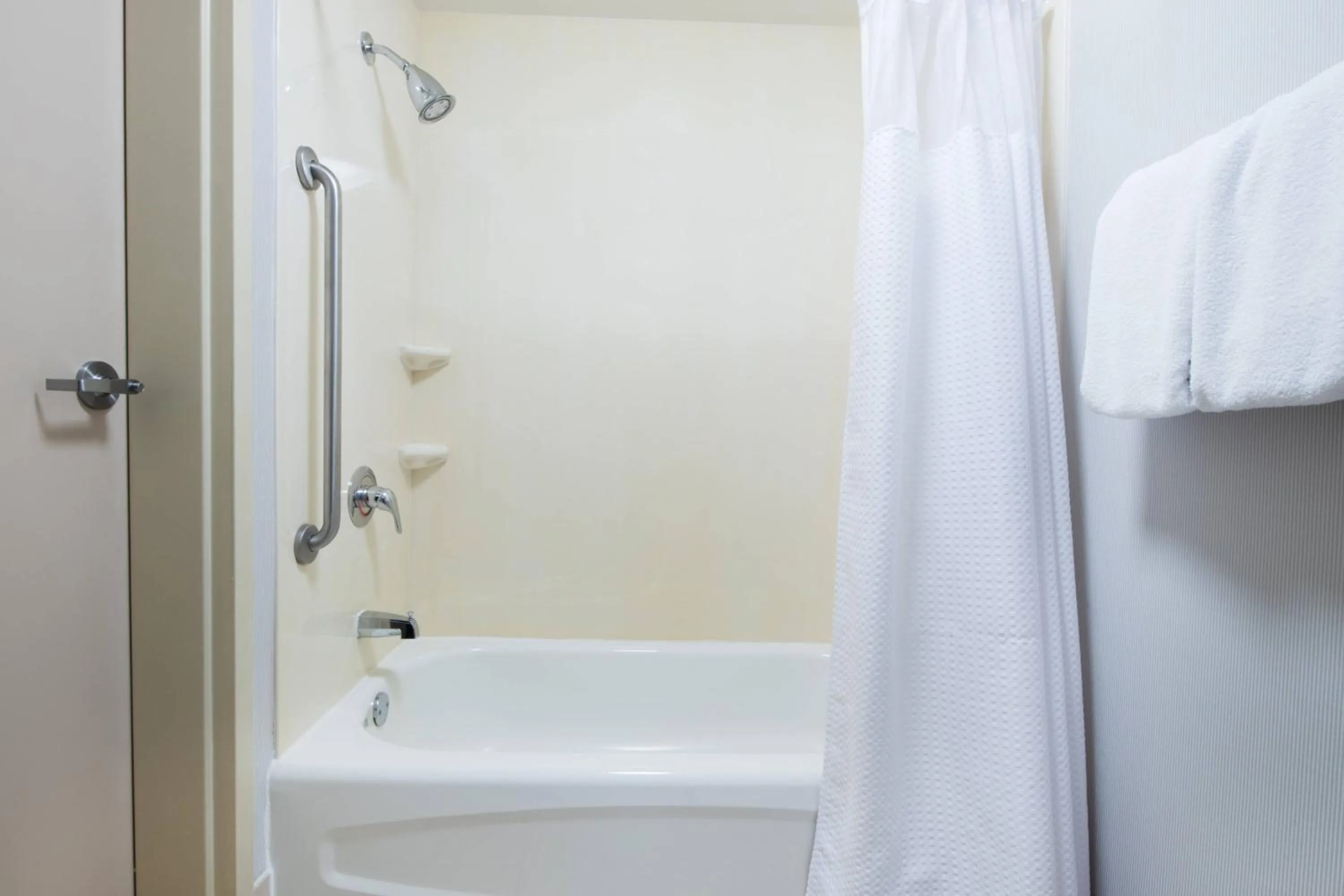 Bathroom in Courtyard by Marriott Newark Silicon Valley