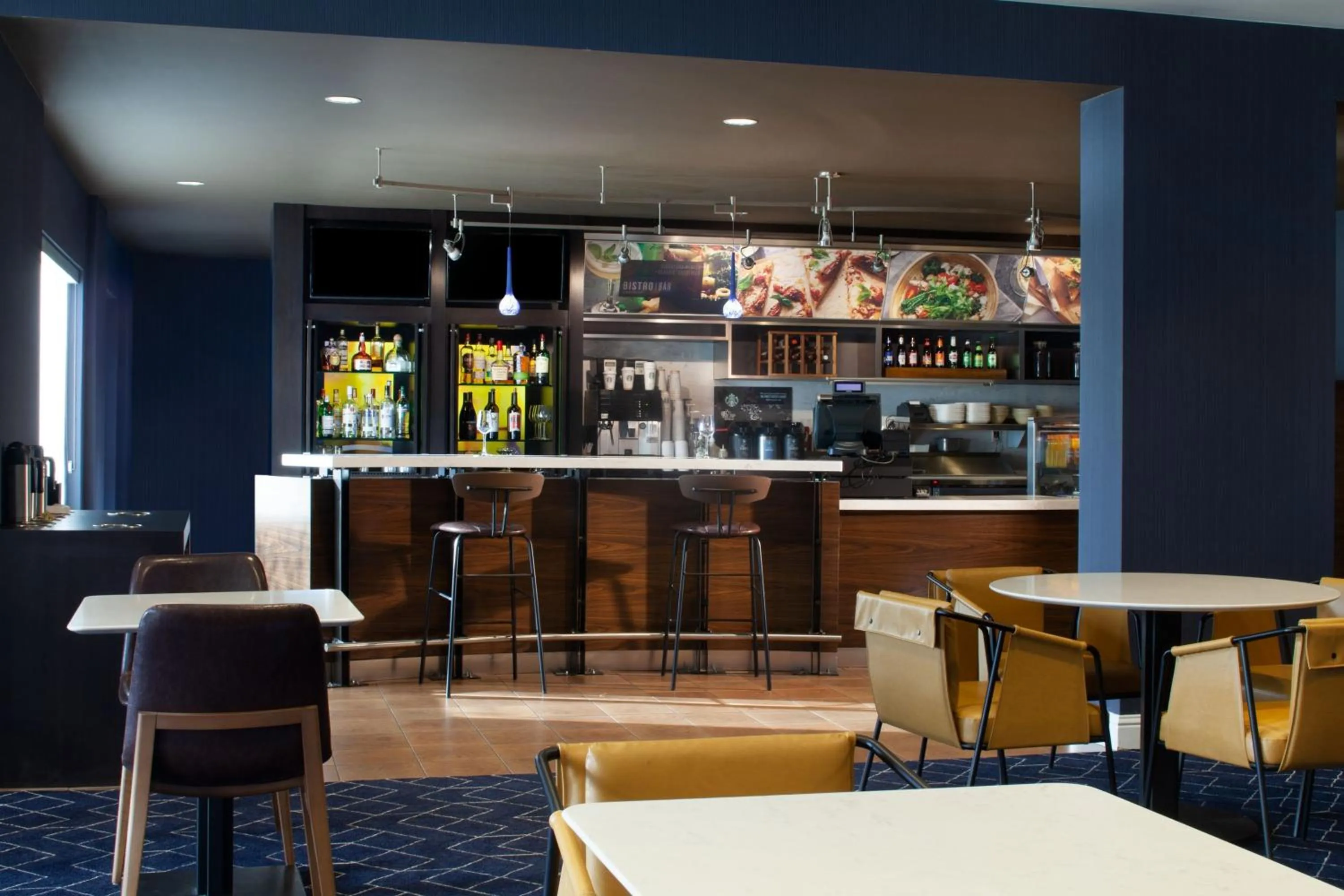 Restaurant/places to eat in Courtyard by Marriott Newark Silicon Valley