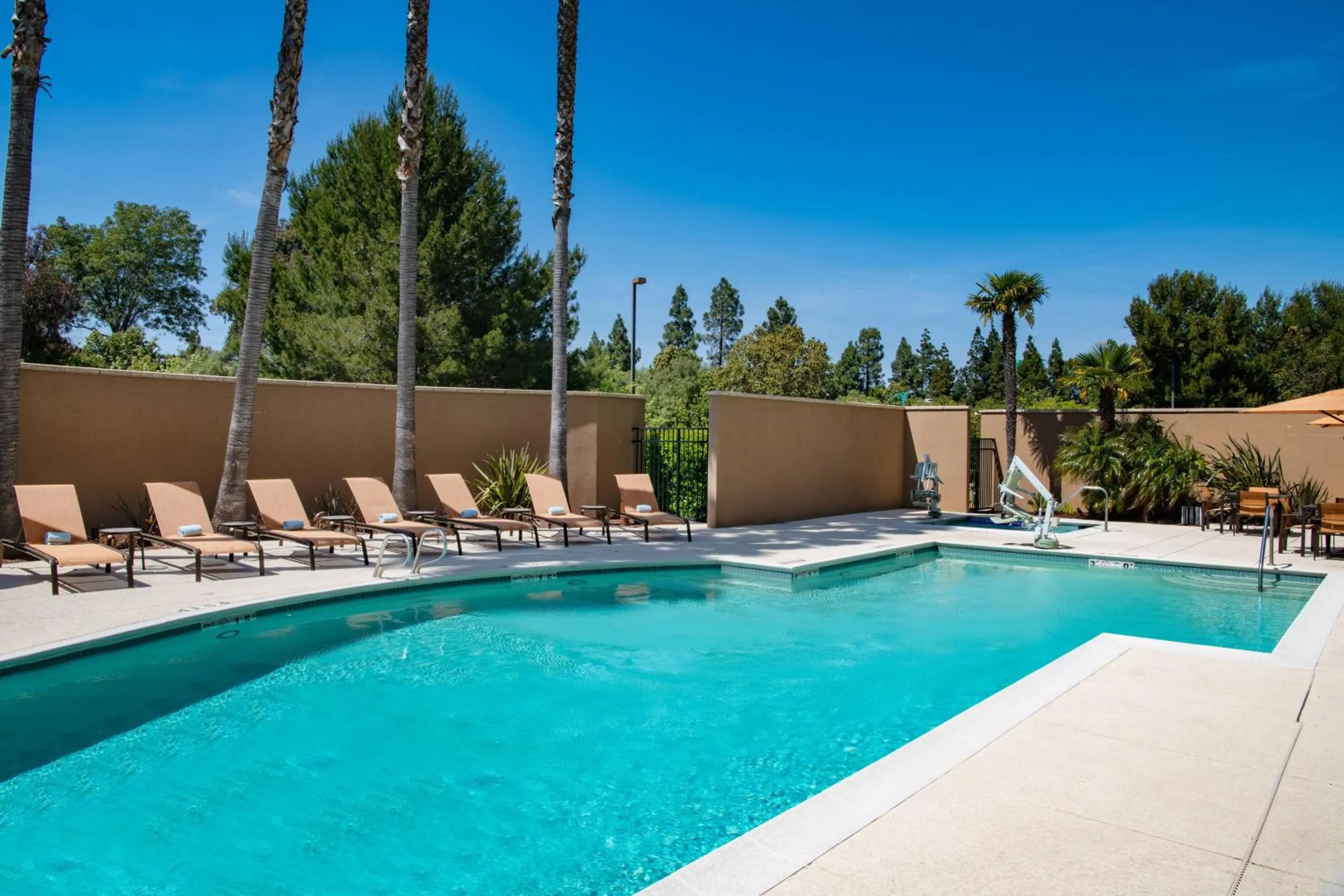 Swimming pool in Courtyard by Marriott Newark Silicon Valley