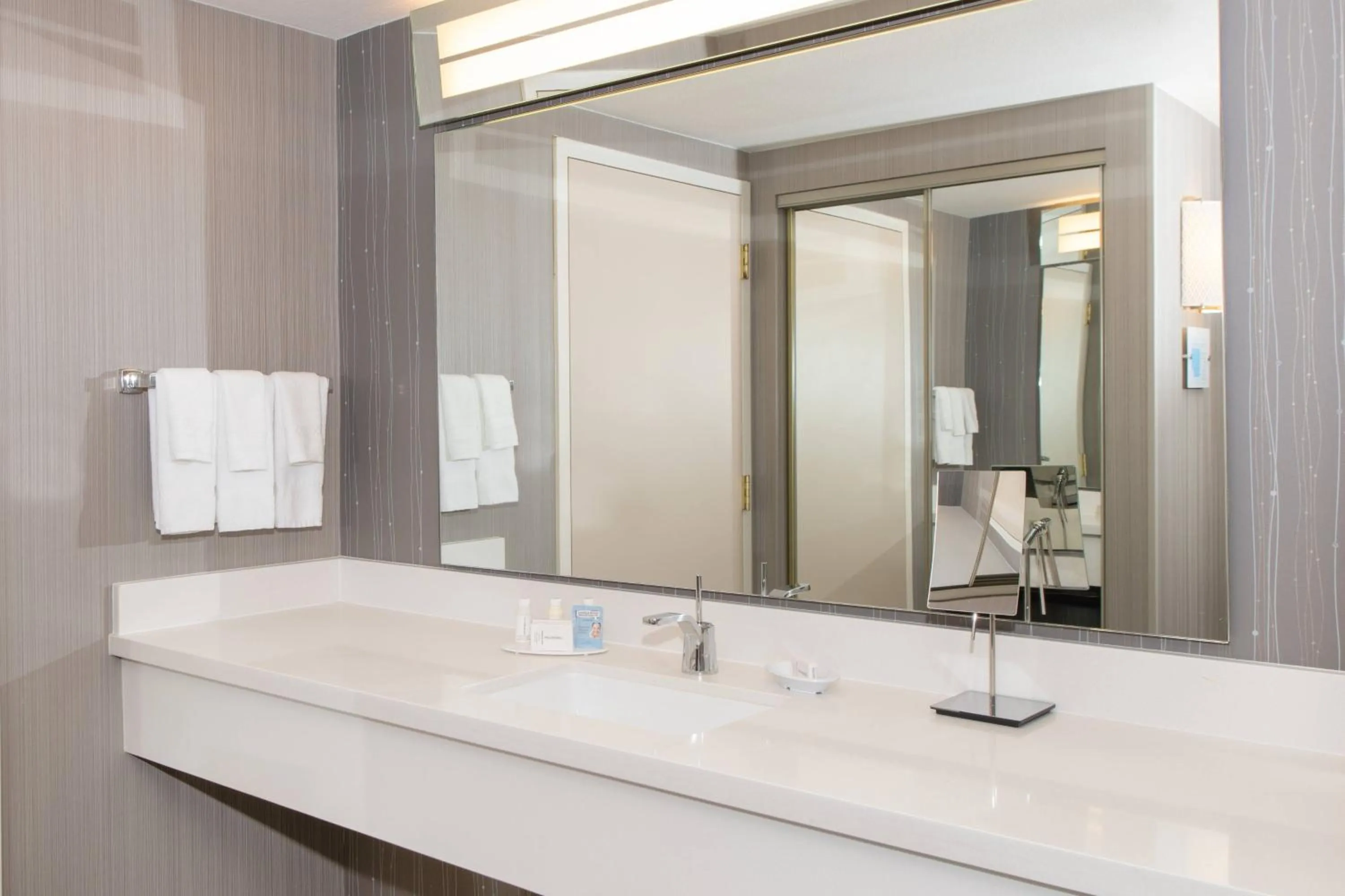Bathroom in Courtyard by Marriott Newark Silicon Valley