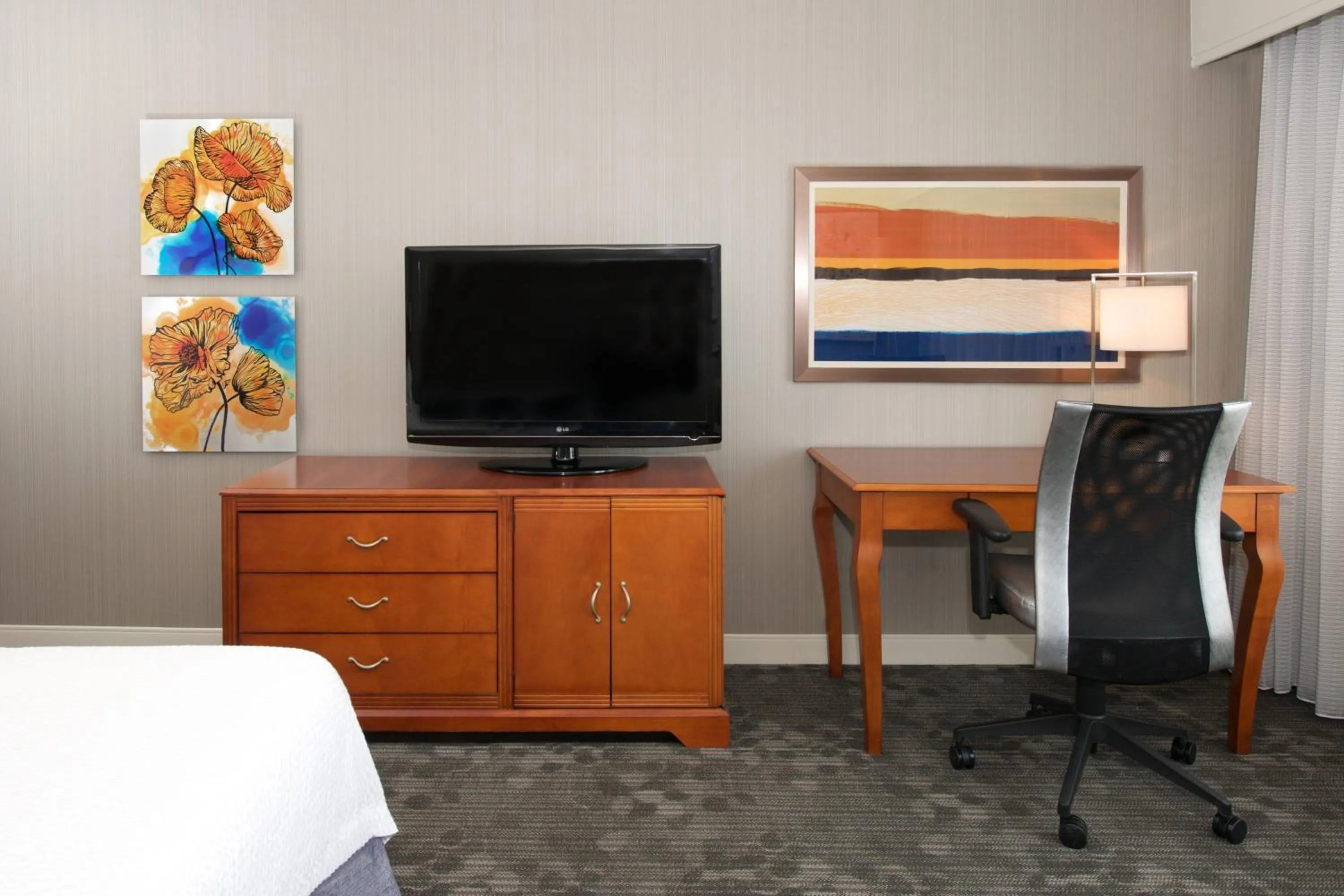 Photo of the whole room, Bed in Courtyard by Marriott Newark Silicon Valley