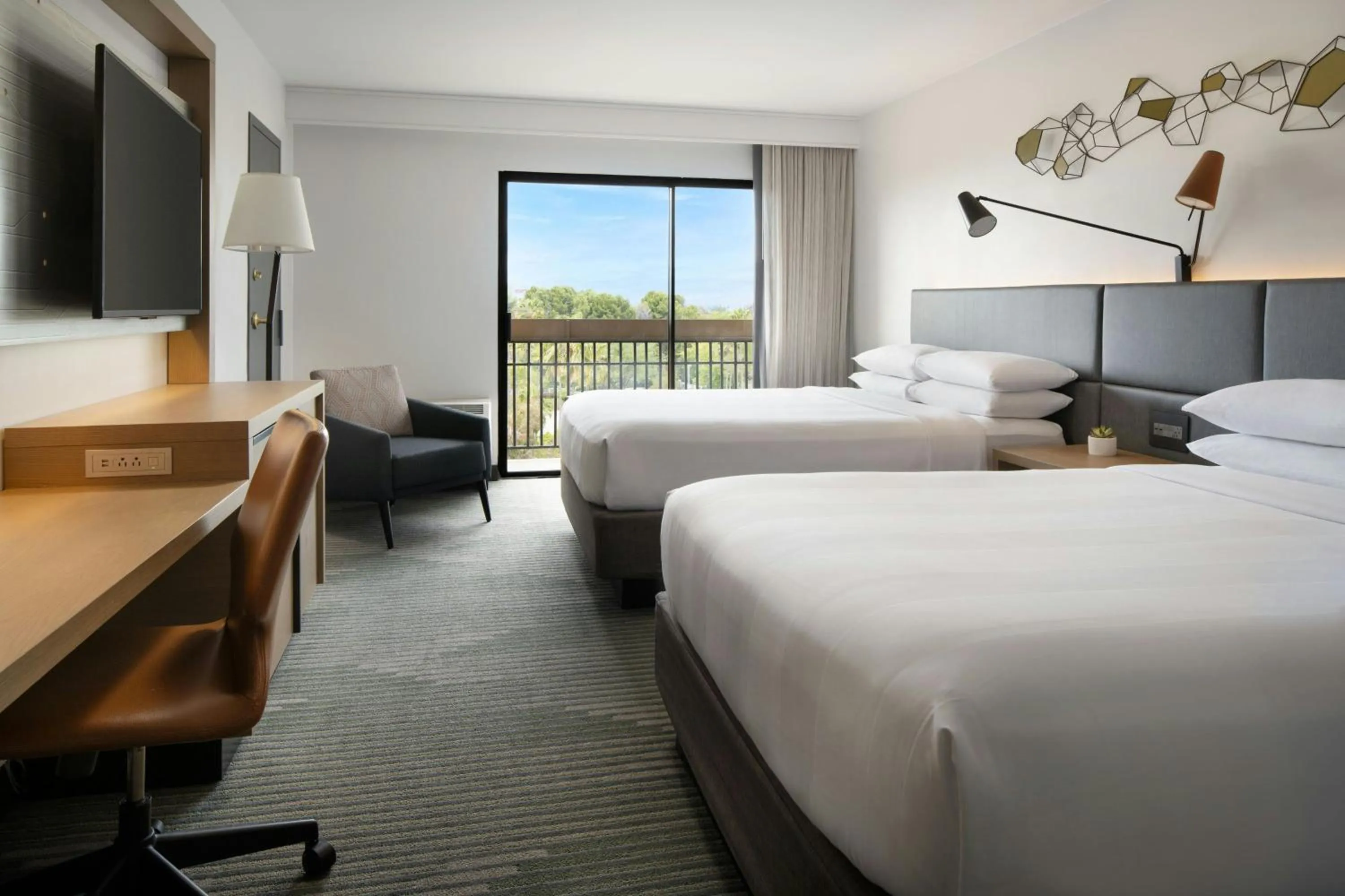 Photo of the whole room, Bed in Santa Clara Marriott