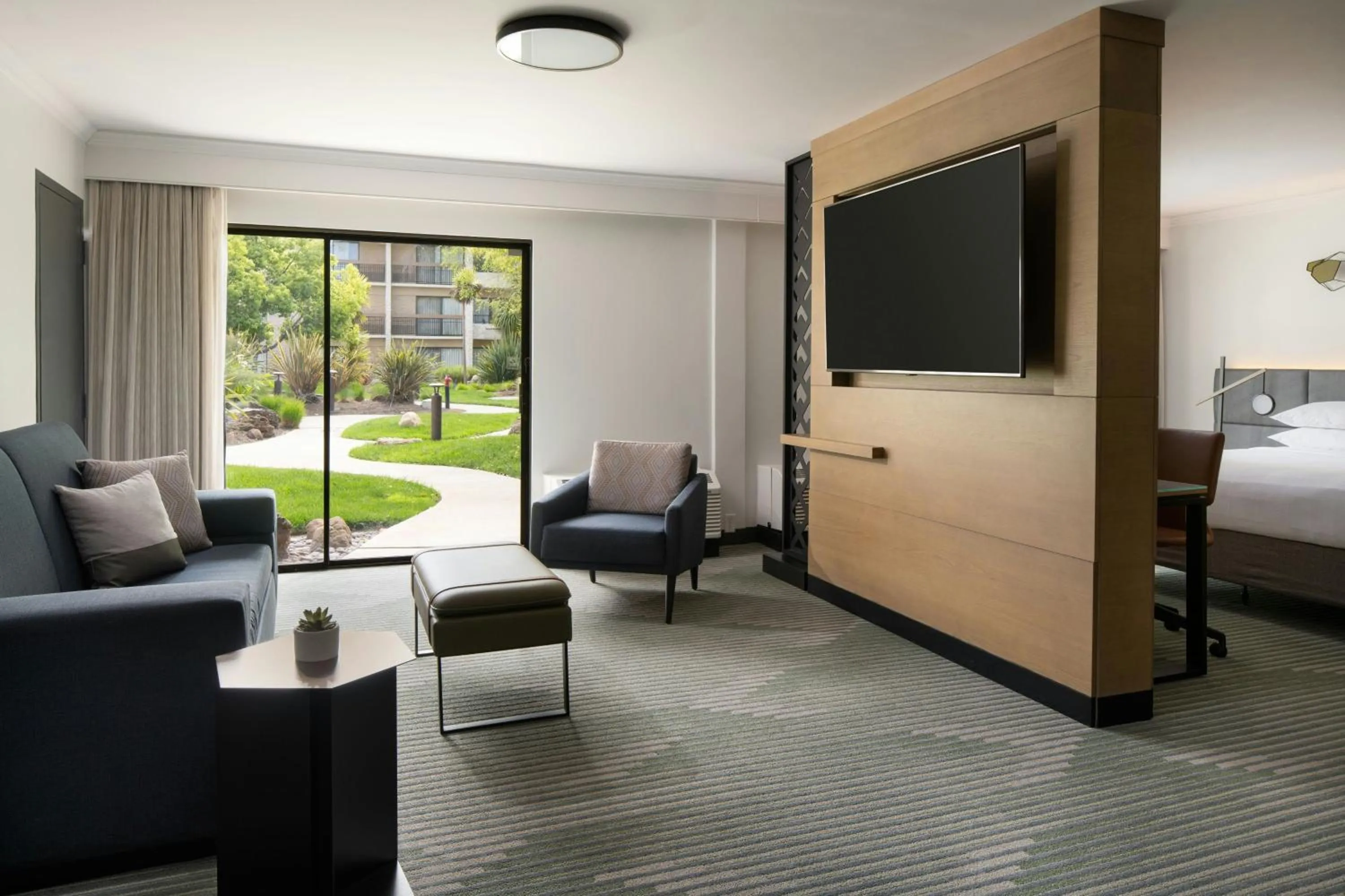 Living room, Bed in Santa Clara Marriott
