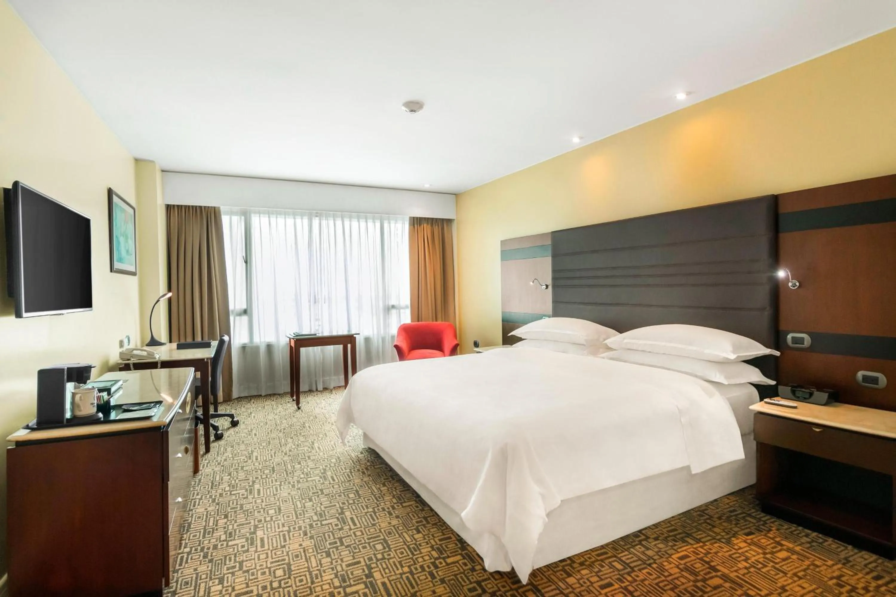 Photo of the whole room, Bed in Sheraton Guayaquil