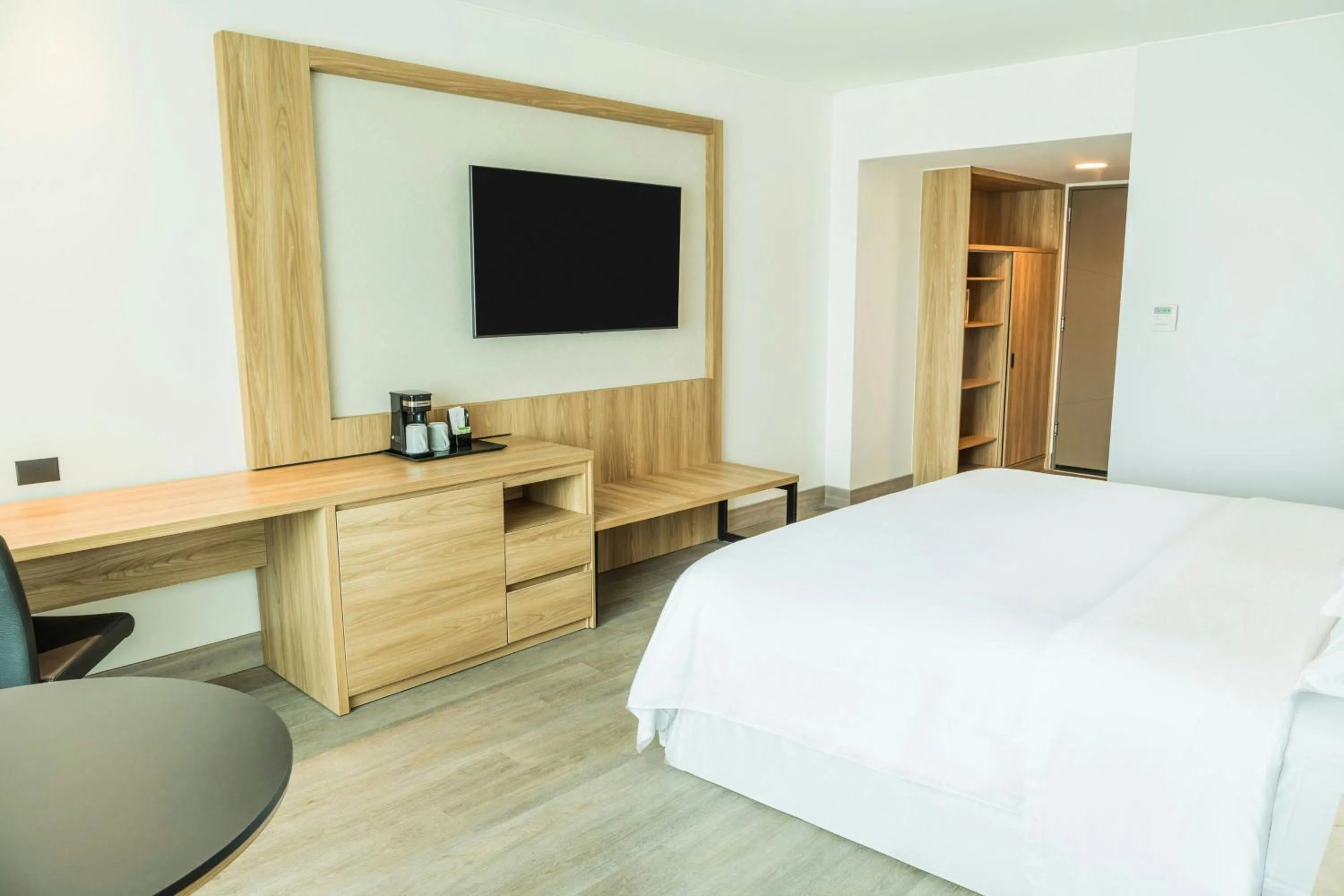 Photo of the whole room, Bed in Sheraton Guayaquil