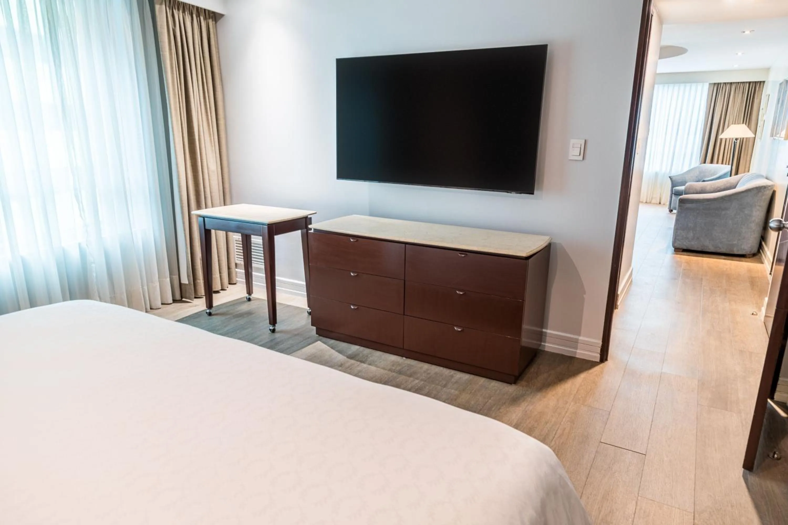 Photo of the whole room, Bed in Sheraton Guayaquil