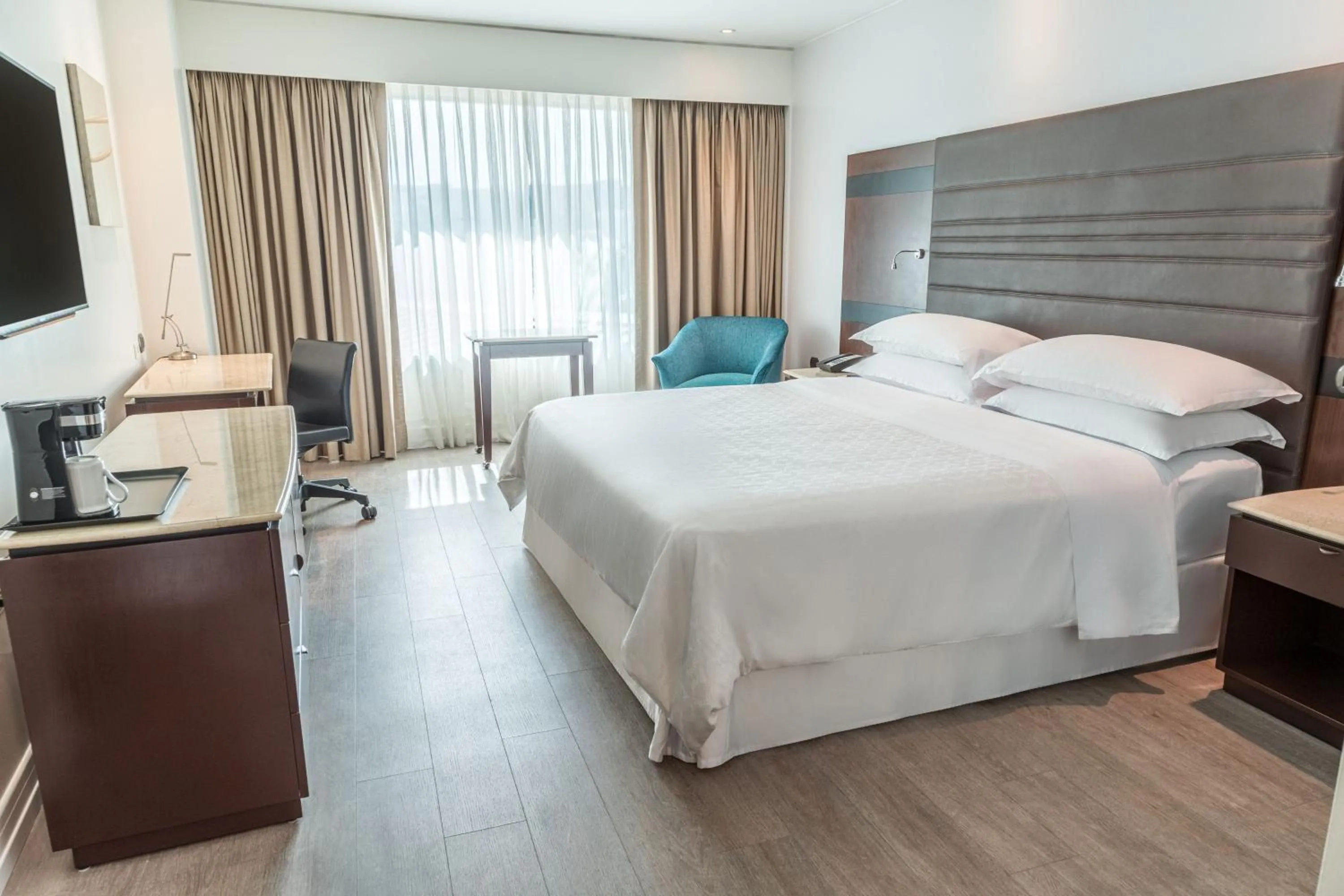 Photo of the whole room, Bed in Sheraton Guayaquil