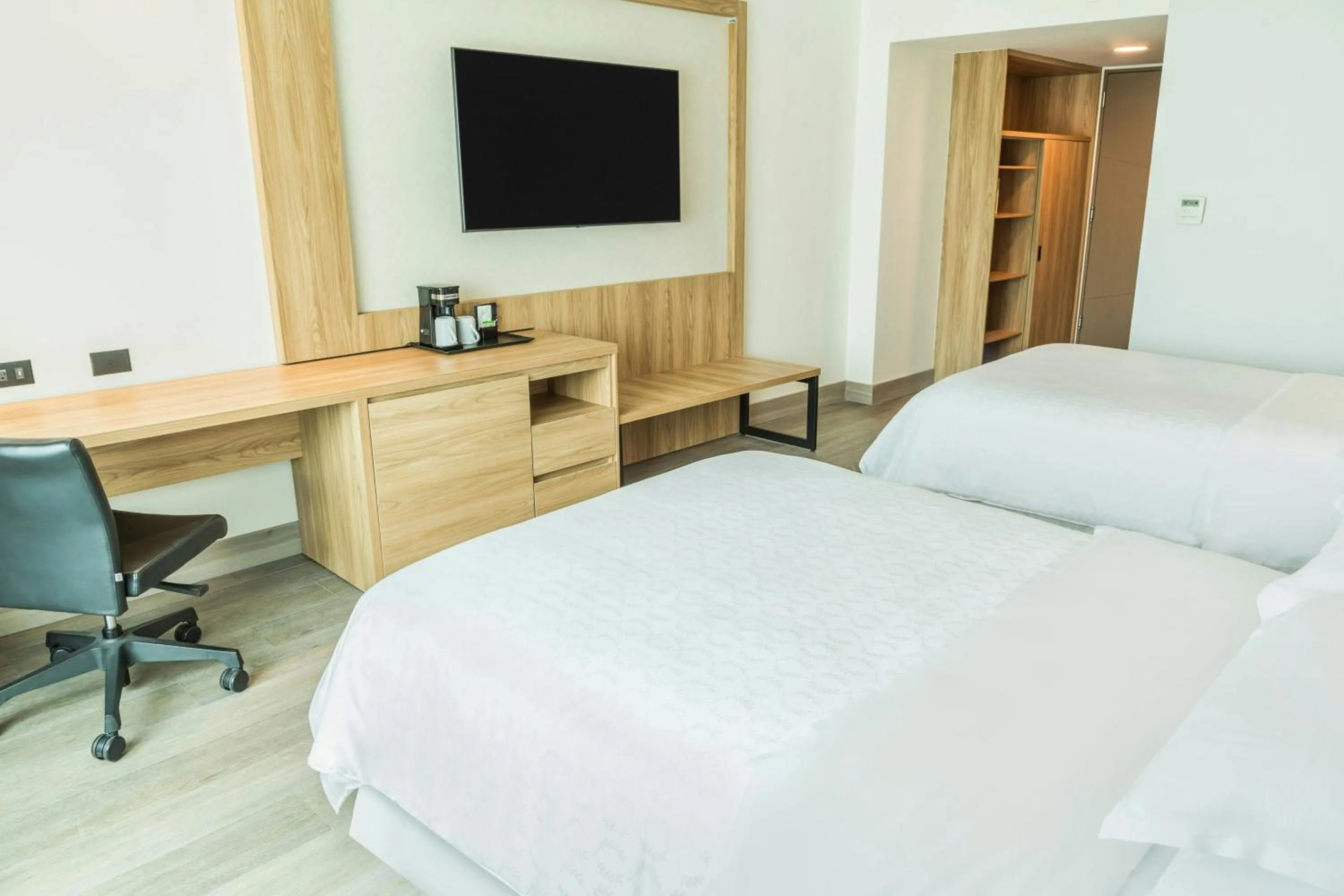 Photo of the whole room, Bed in Sheraton Guayaquil