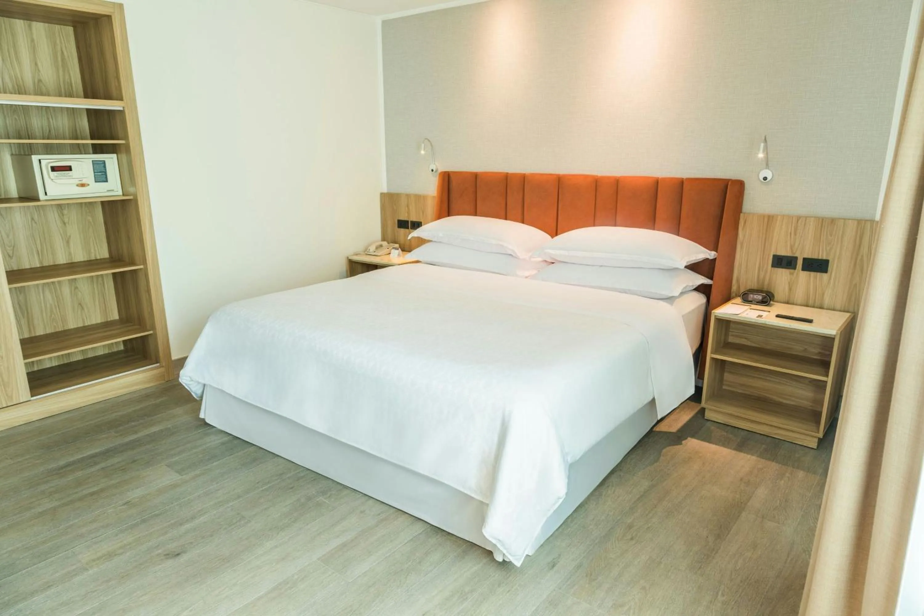 Photo of the whole room, Bed in Sheraton Guayaquil