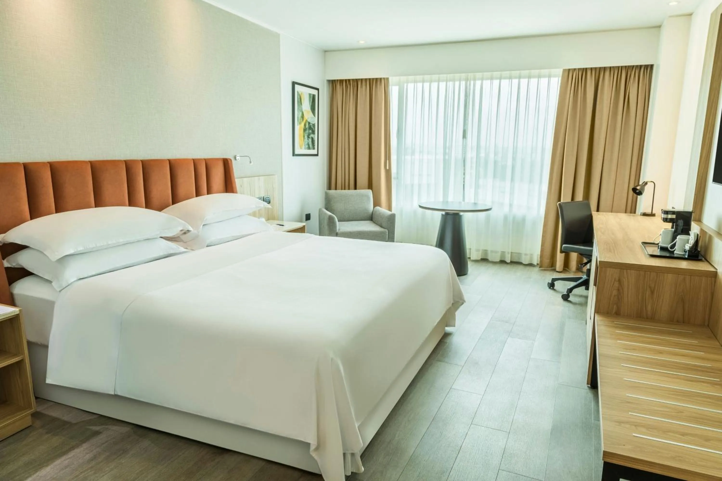 Photo of the whole room, Bed in Sheraton Guayaquil