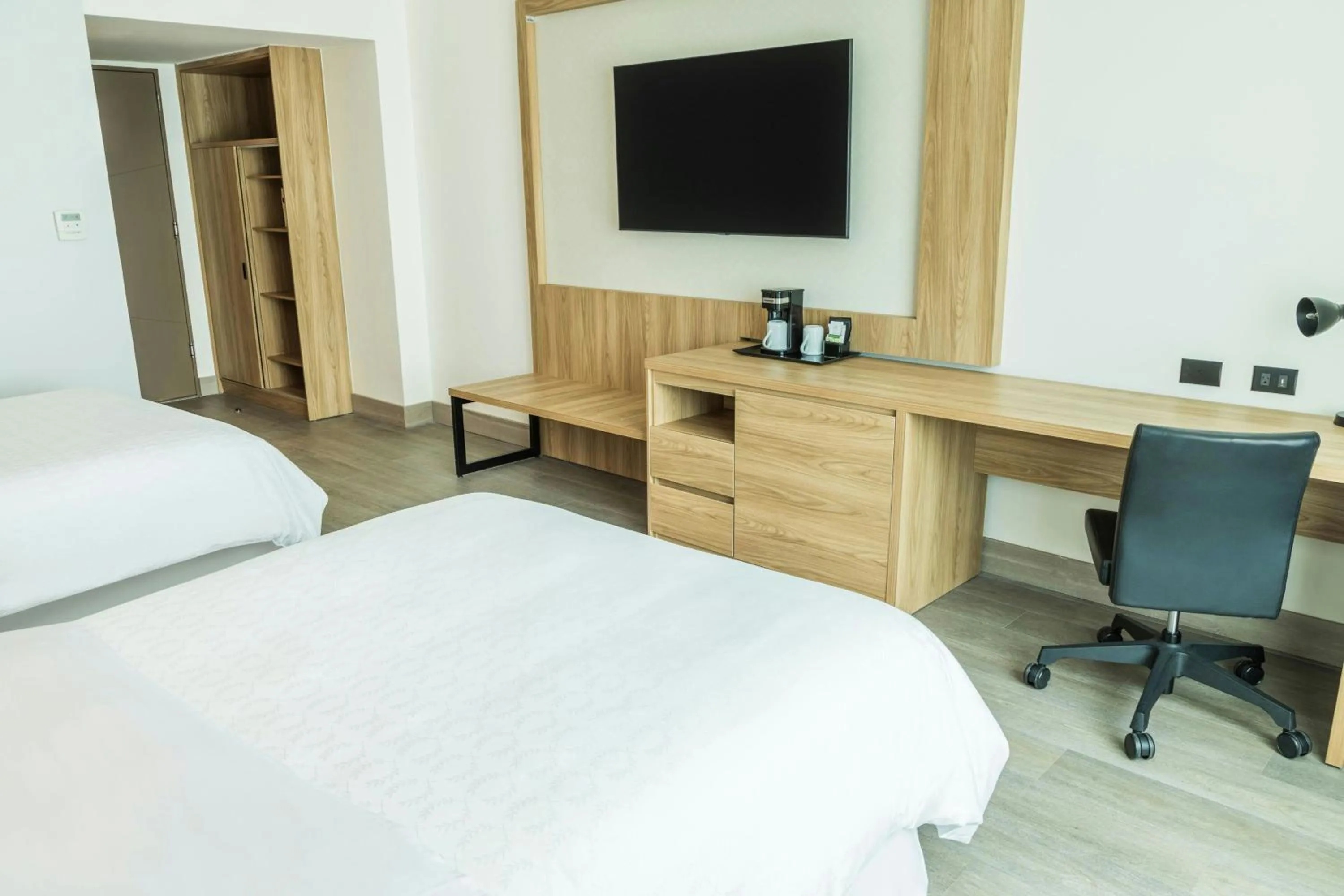 Photo of the whole room, Bed in Sheraton Guayaquil