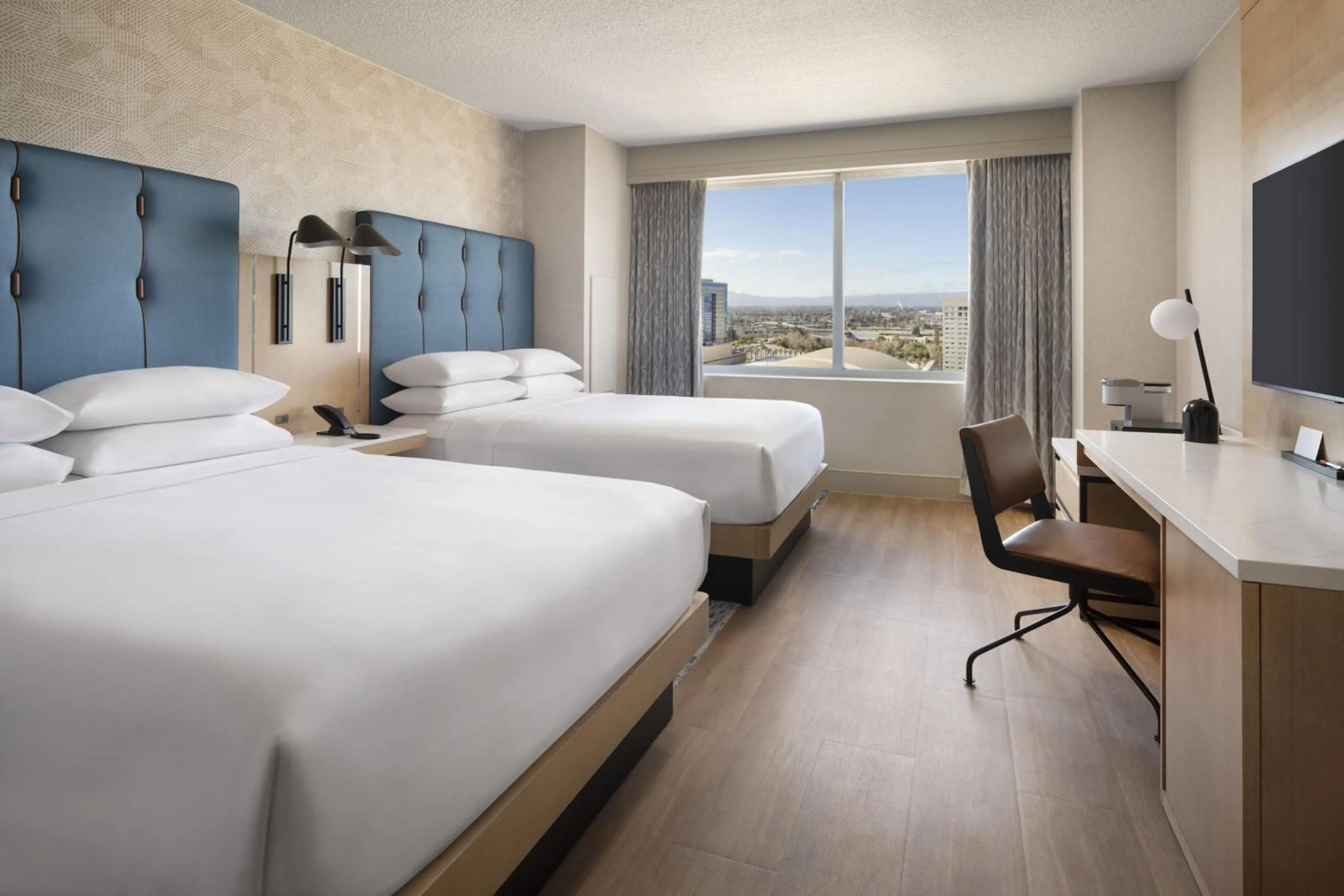 Photo of the whole room, Bed in San Jose Marriott