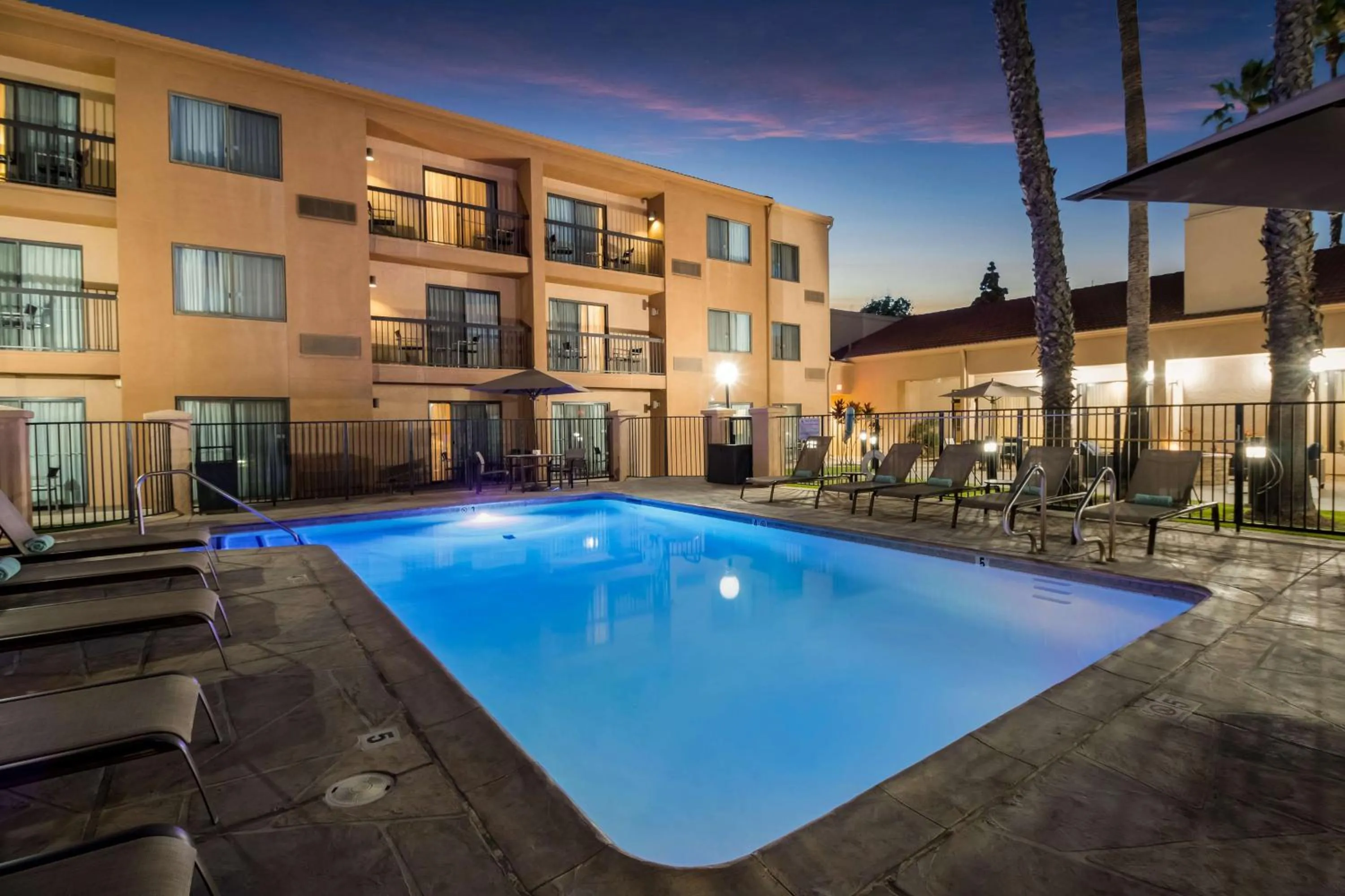 Pool view in Sonesta Select Huntington Beach Fountain Valley