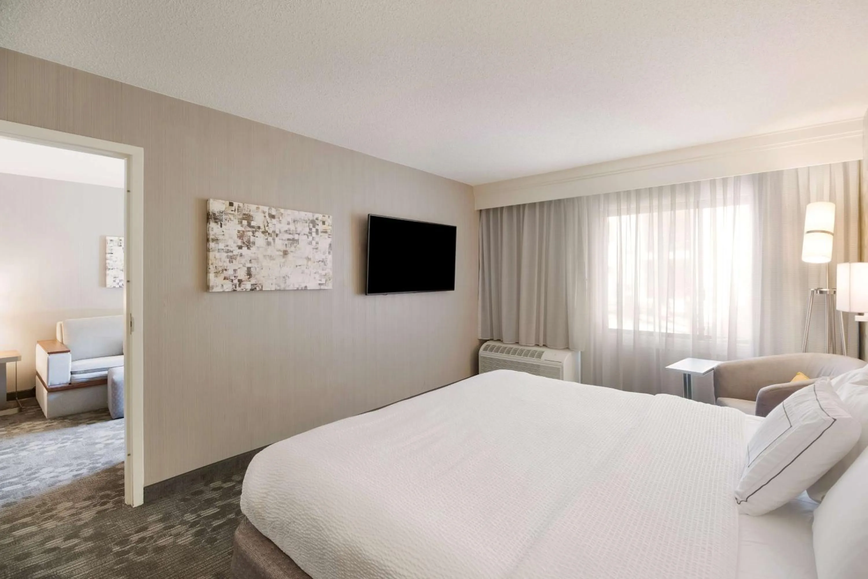 Bedroom, Bed in Sonesta Select Huntington Beach Fountain Valley