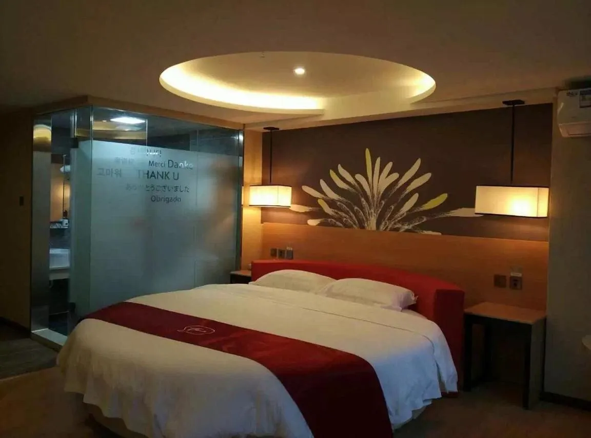 Bed in Thank Inn Chain Hotel Guangdong Shenzhen Longhua Qinghu Subway Station