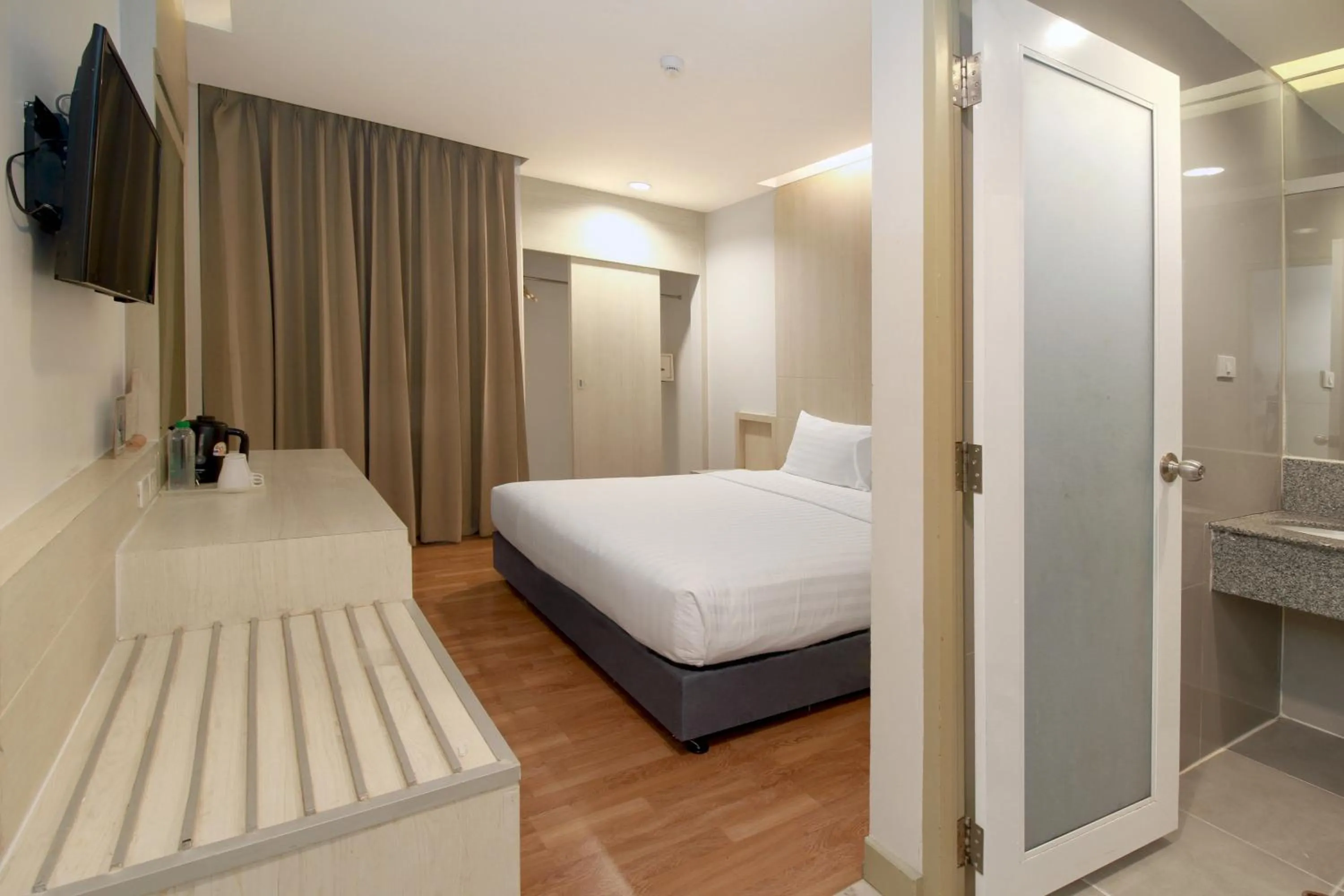 Property building, Bed in Ten Stars Hotel