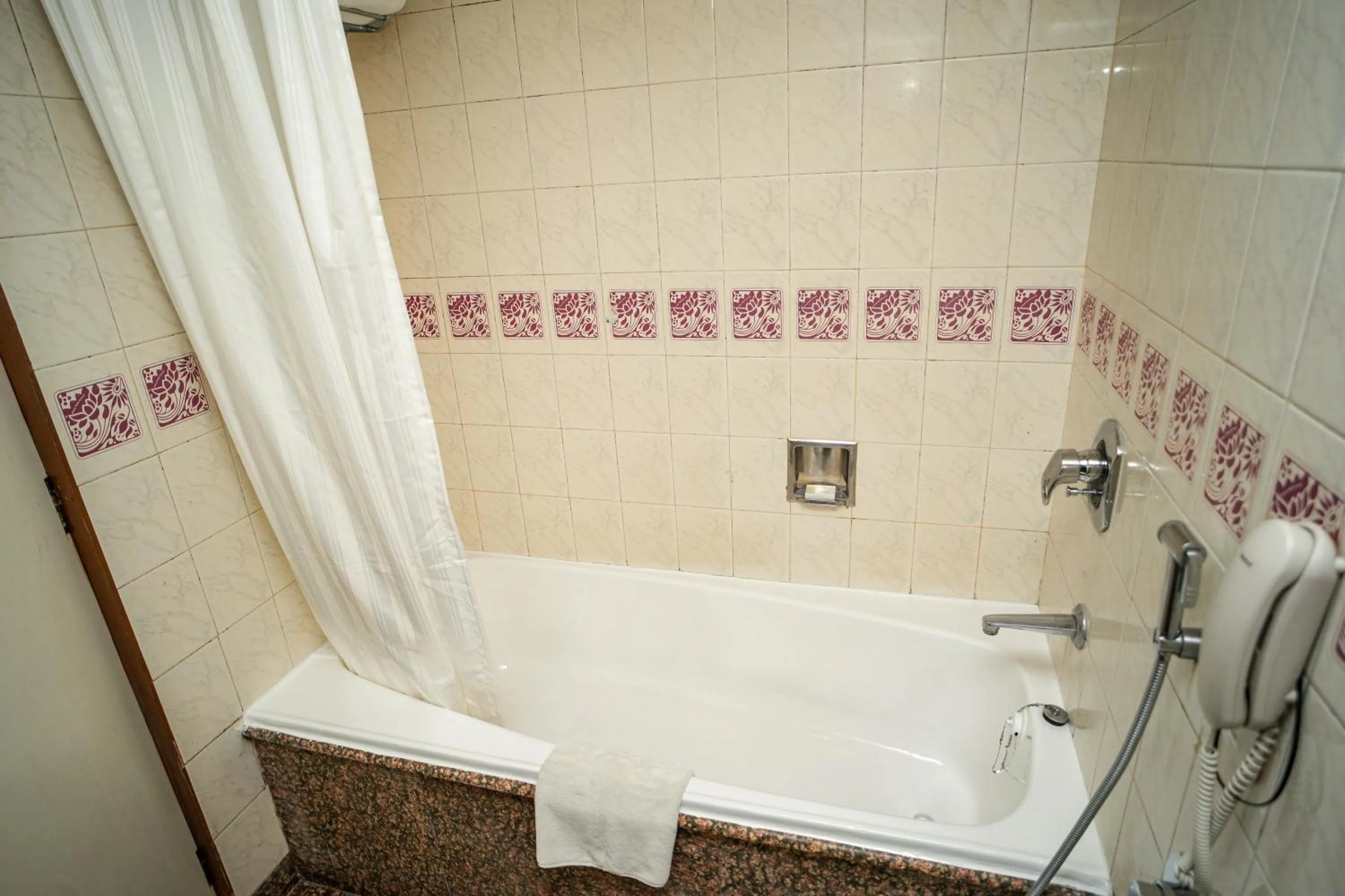 Bath in Ambassador Ajanta Hotel, Aurangabad