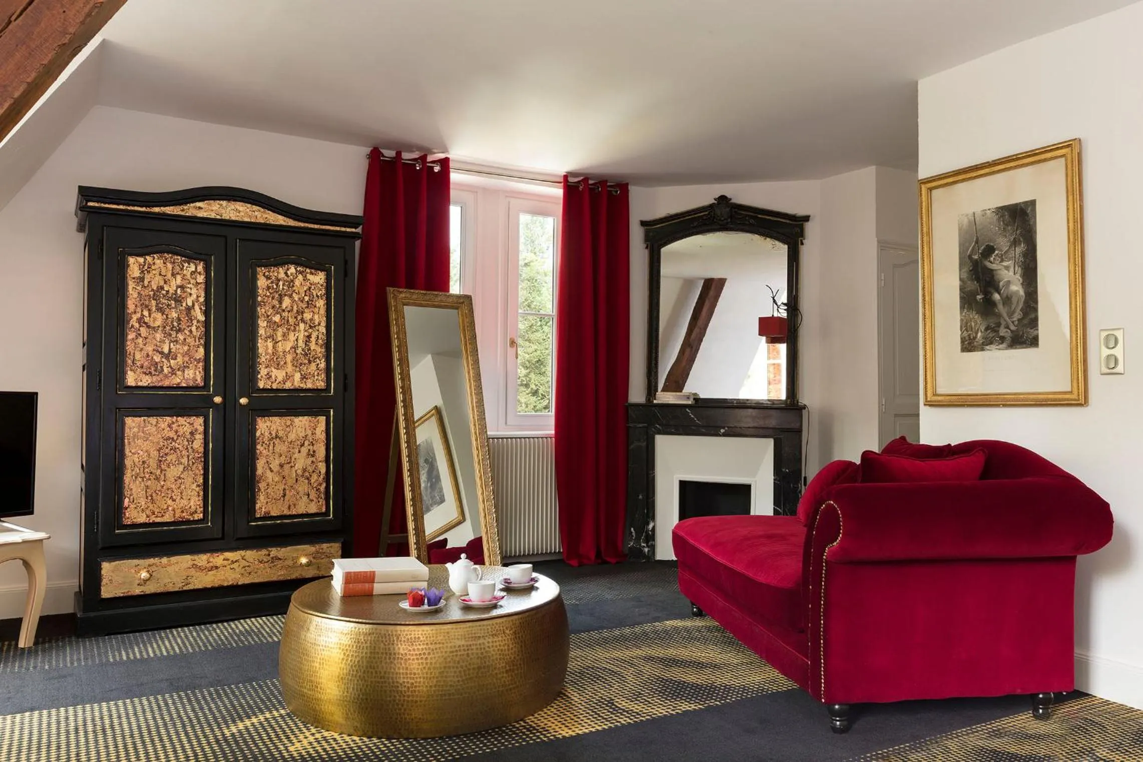 Bedroom in Hostellerie Du Château Les Muids