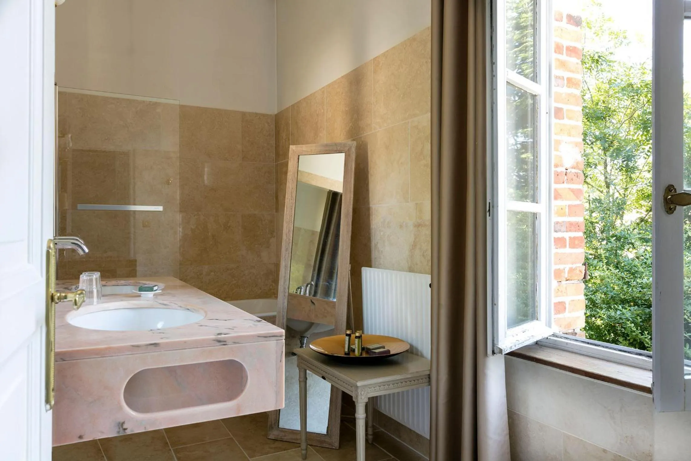 Bathroom, Bed in Hostellerie Du Château Les Muids