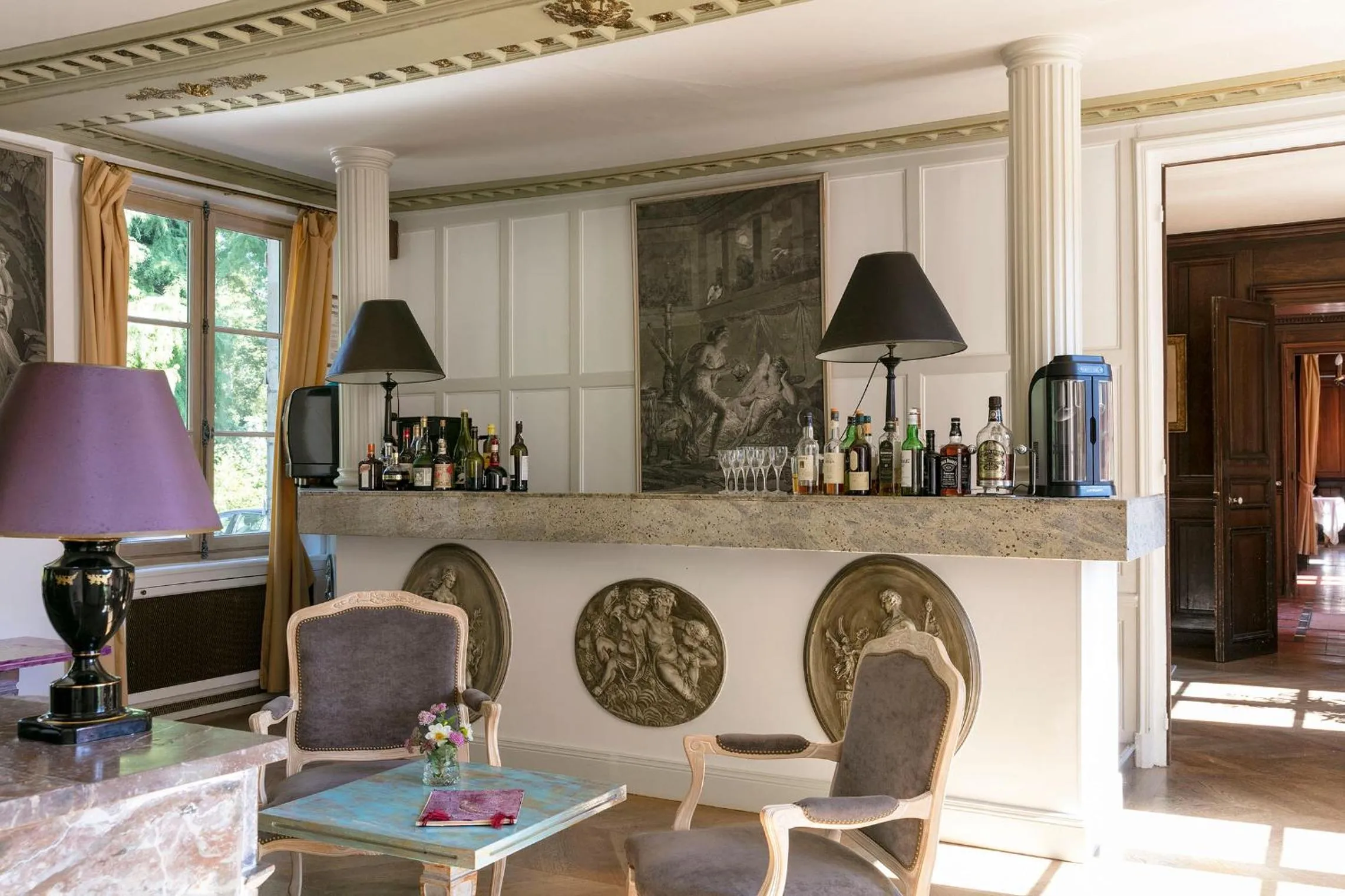 Lounge or bar in Hostellerie Du Château Les Muids