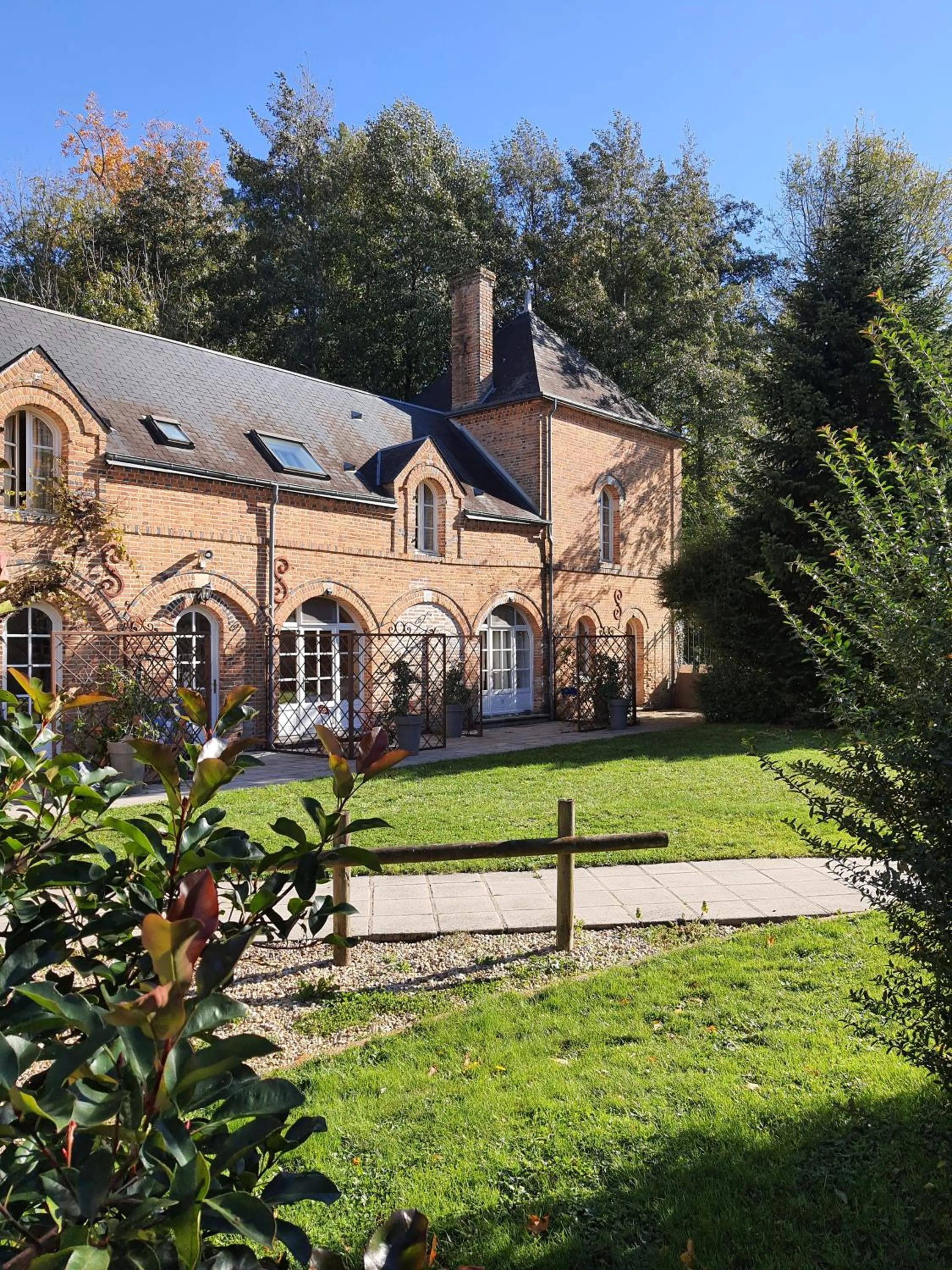 Property building in Hostellerie Du Château Les Muids