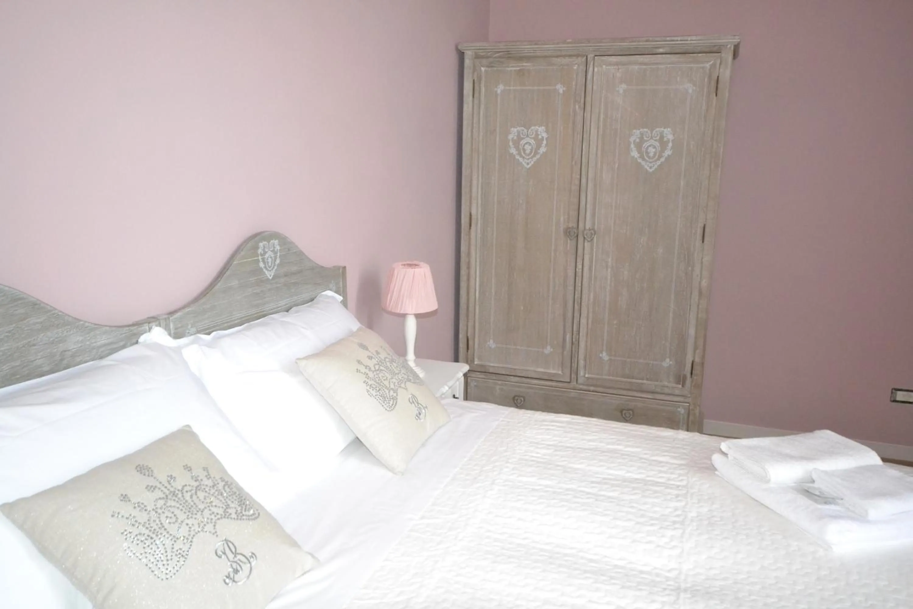 Decorative detail, Bed in Affittacamere Casa Dane'