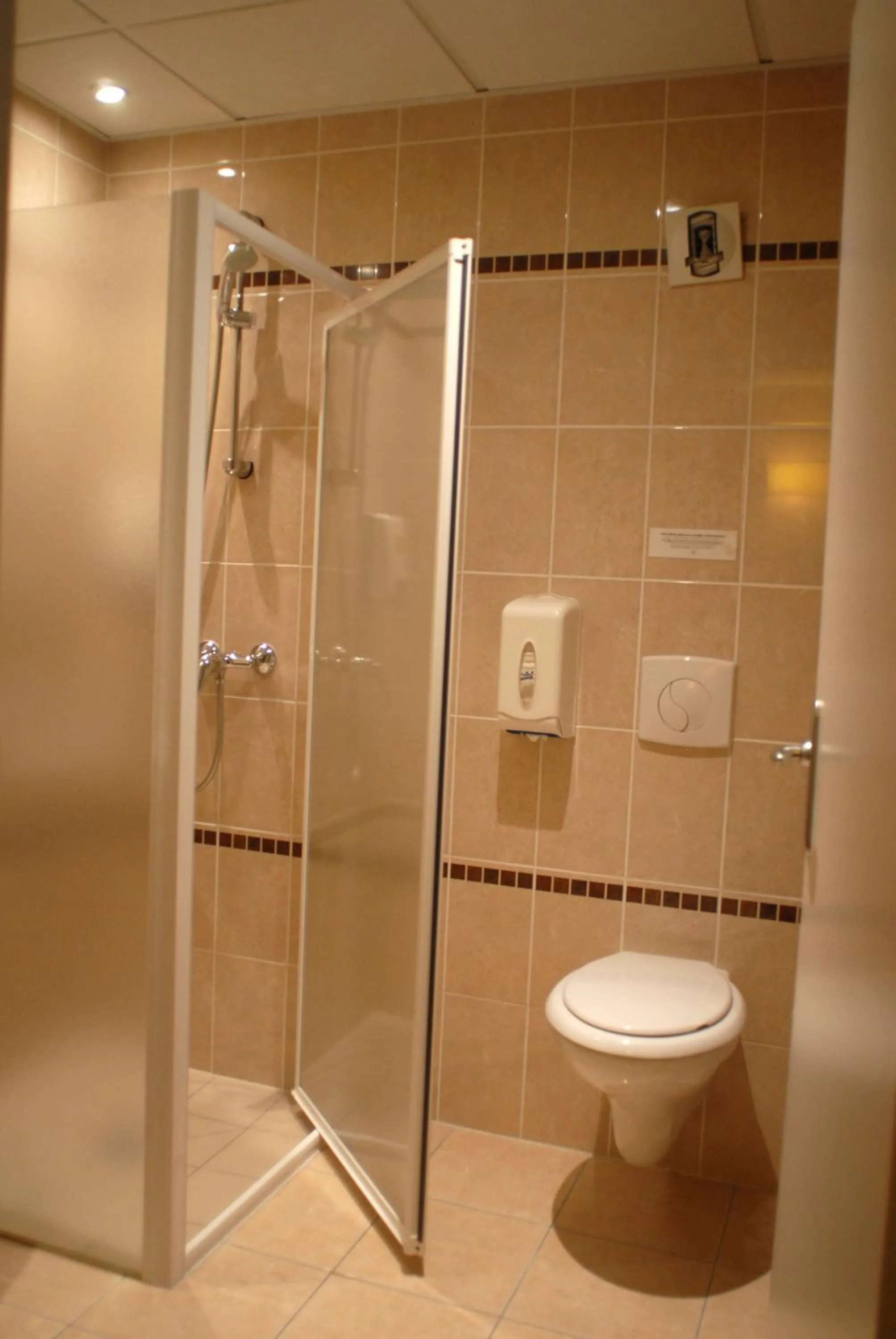 Bathroom in Hotel De Loire et Restaurant Les Bateliers