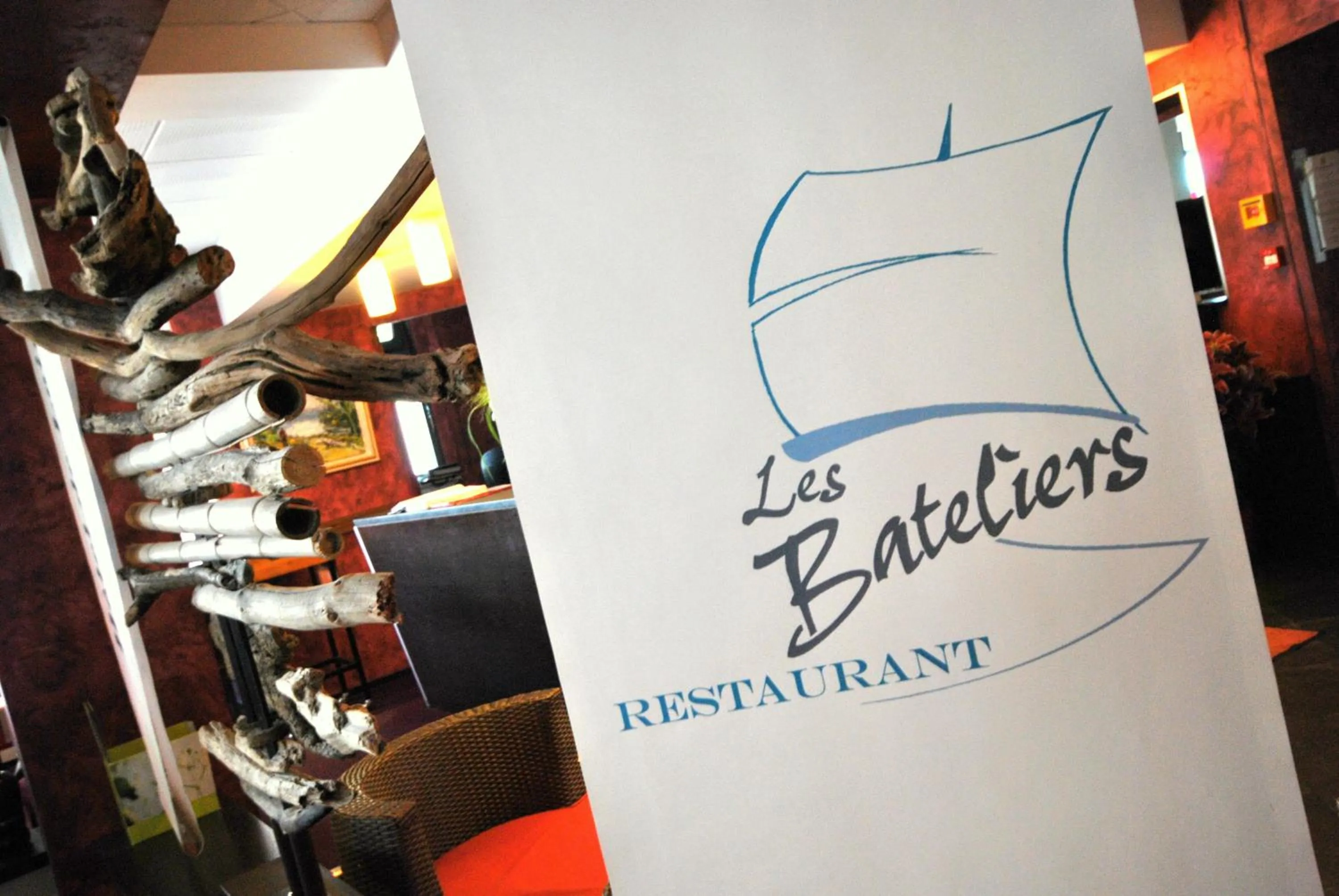Property logo or sign in Hotel De Loire et Restaurant Les Bateliers