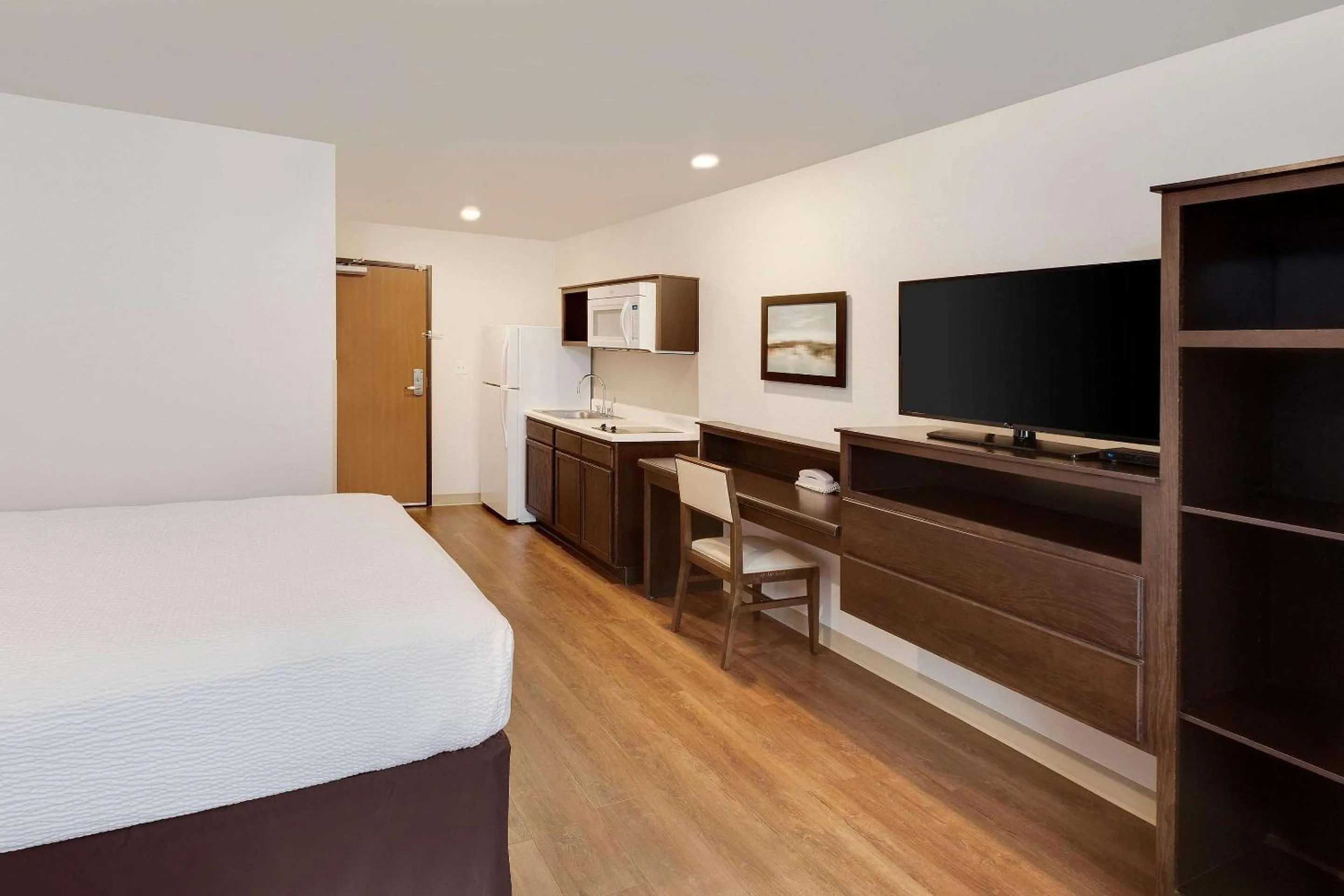 Photo of the whole room, Bed in WoodSpring Suites Las Colinas - Northwest Dallas