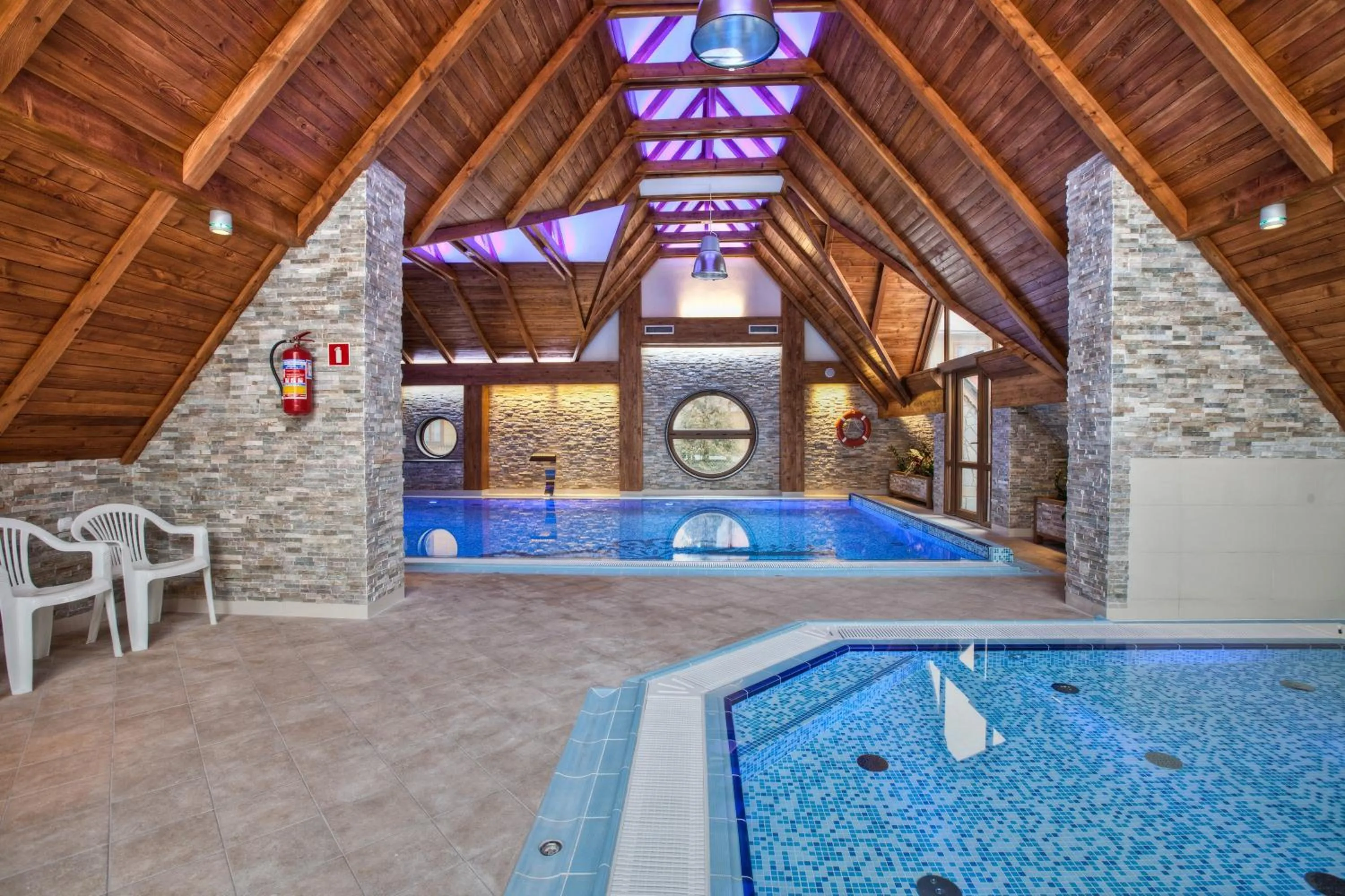 Swimming pool in Hotel Toporów