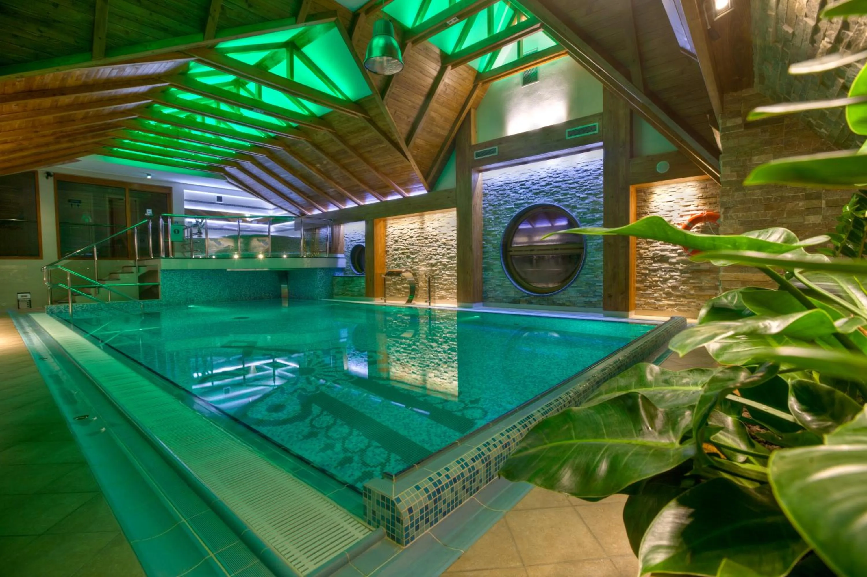 Swimming pool in Hotel Toporów