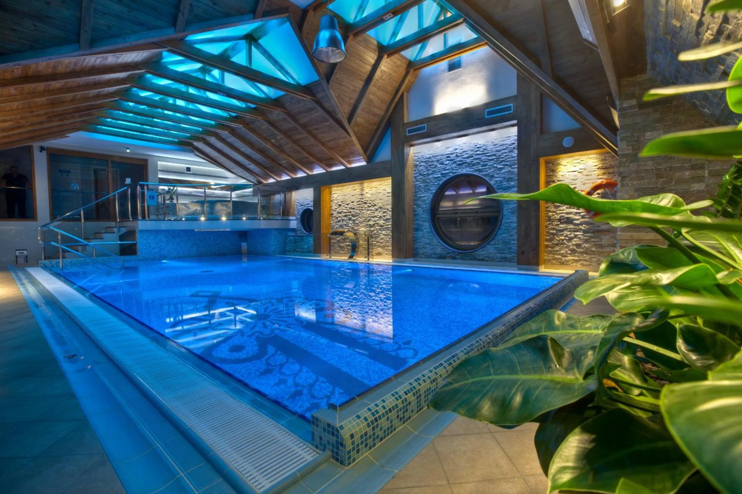 Swimming pool in Hotel Toporów