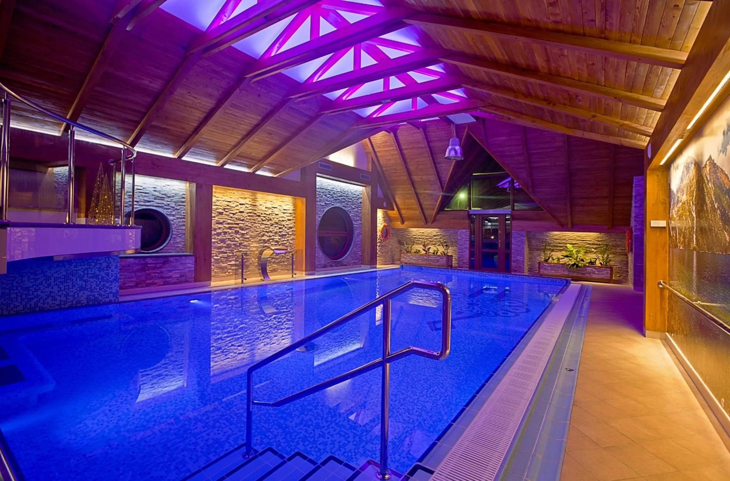 Swimming pool in Hotel Toporów